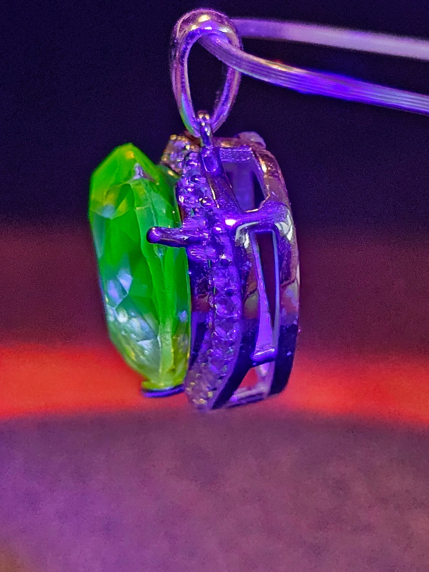 Pendentif en verre d'uranium dans un nouveau cadre en argent sterling avec une pierre de verre d'uranium vintage de 14 mm taillée en cœur qui brille sous la lumière noire / UV