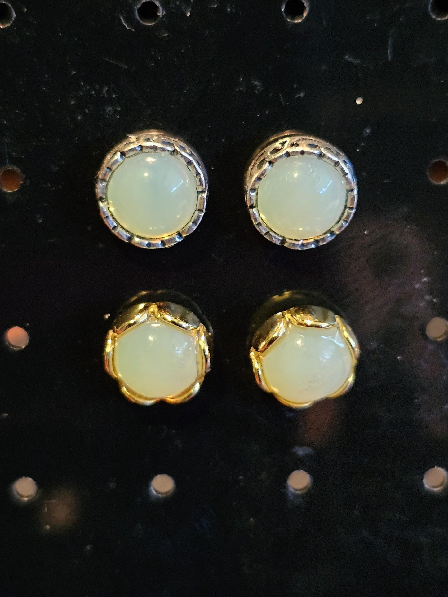 Boucles d'oreilles en verre d'uranium en argent sterling ou plaqué or avec des pierres de verre d'uranium rondes vintage de 7 mm qui brillent sous la lumière noire/UV