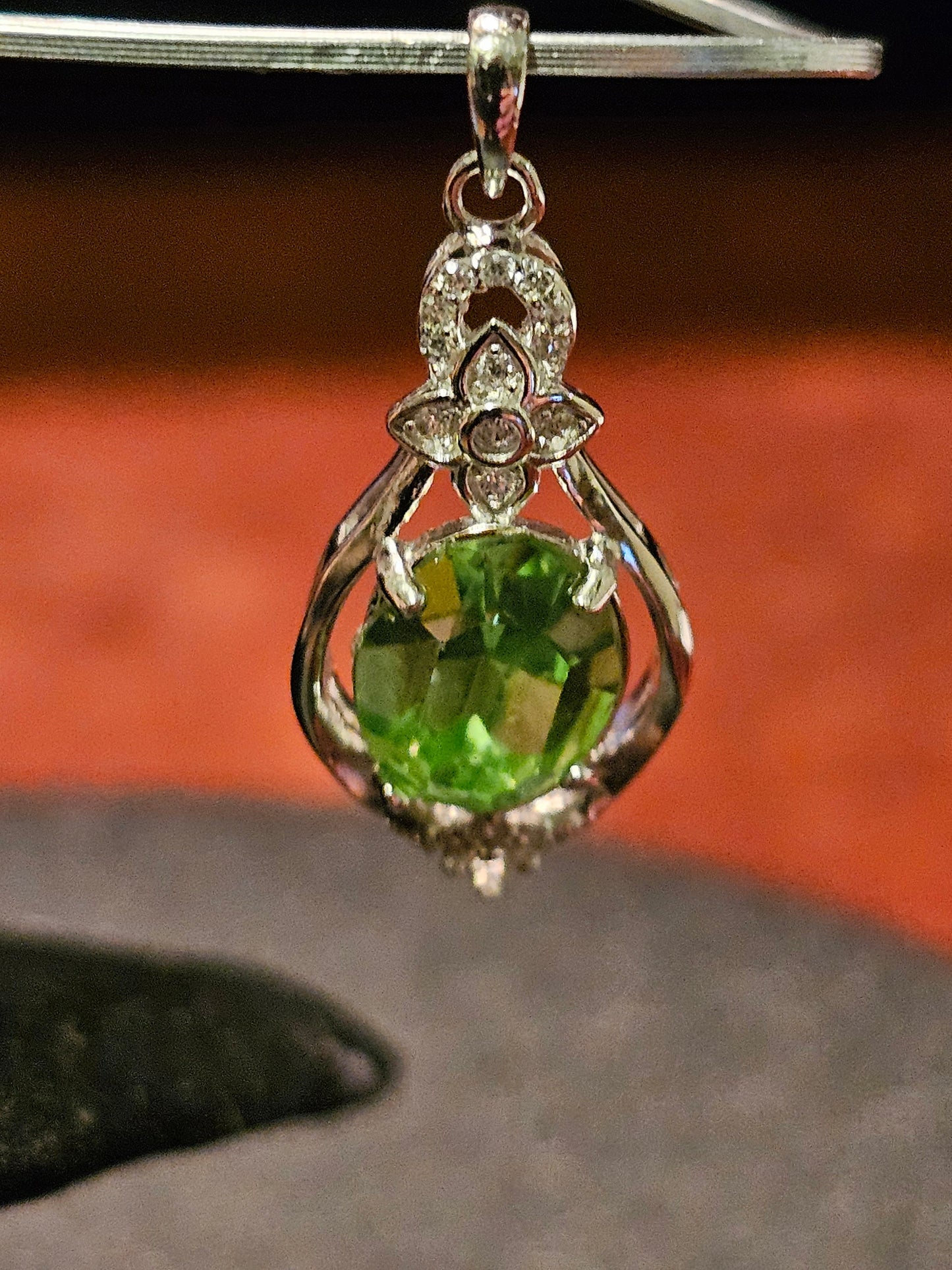 Pendentif en verre d'uranium neuf en argent sterling avec une pierre de verre d'uranium vintage de taille ovale 8x6 ou 10x8 mm brille sous la lumière noire / UV