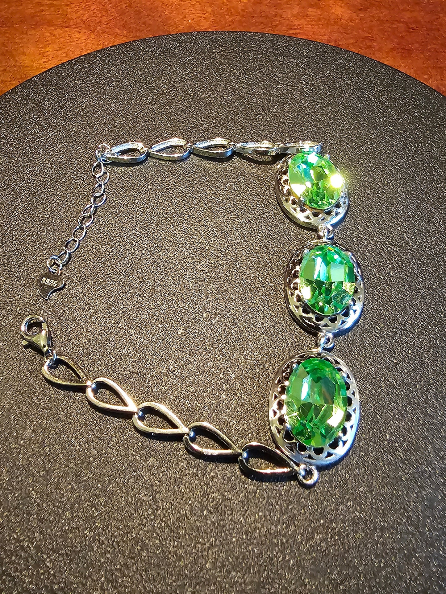 Bracelet en verre d'uranium neuf en argent sterling avec trois pierres ovales en verre d'uranium vintage de 14 x 10 mm qui brillent sous la lumière noire / UV