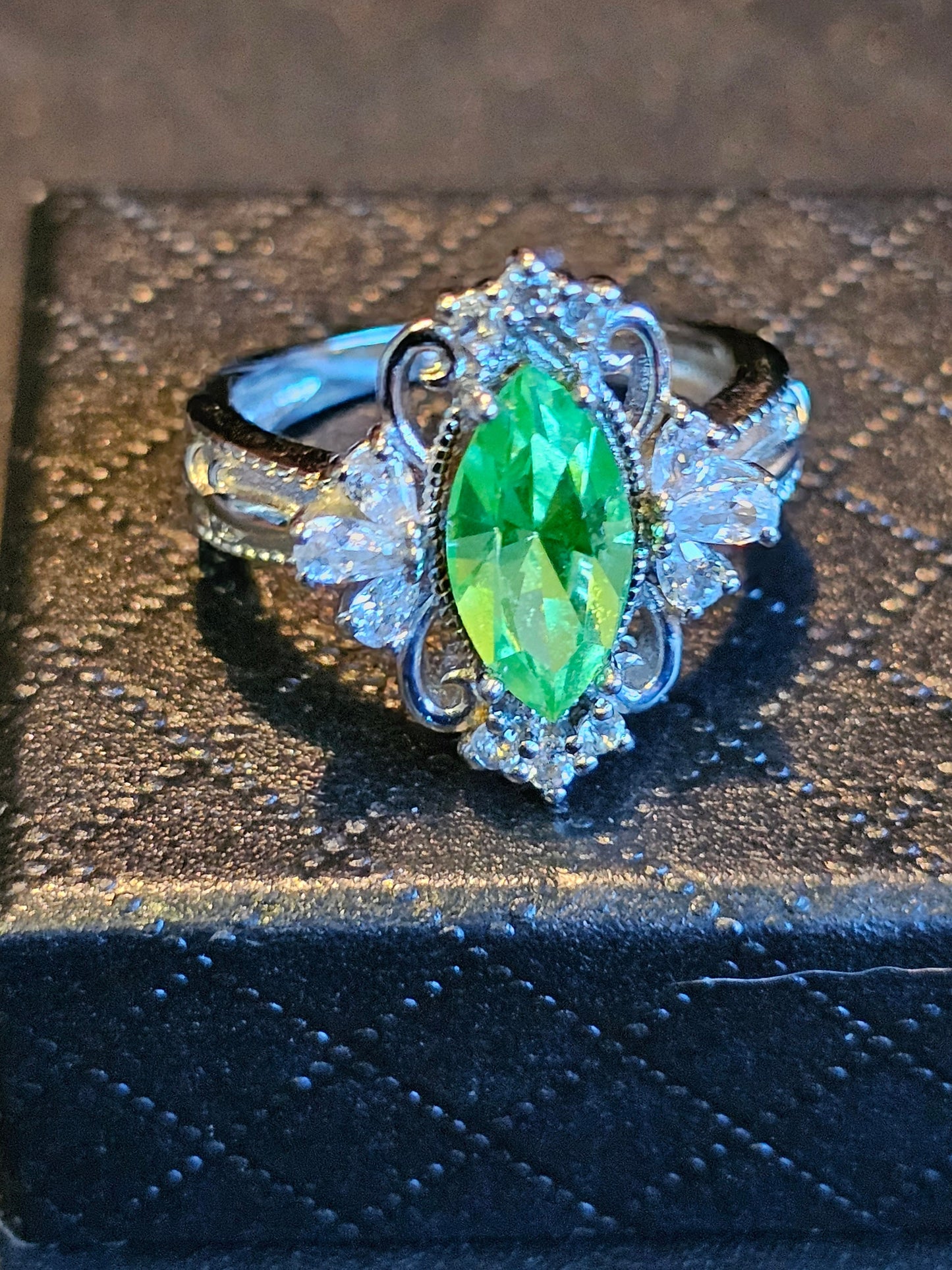 Bague en verre d'uranium taille marquise style Fleur de Lis en argent sterling neuf avec une pierre en verre d'uranium vintage qui brille sous la lumière noire / UV