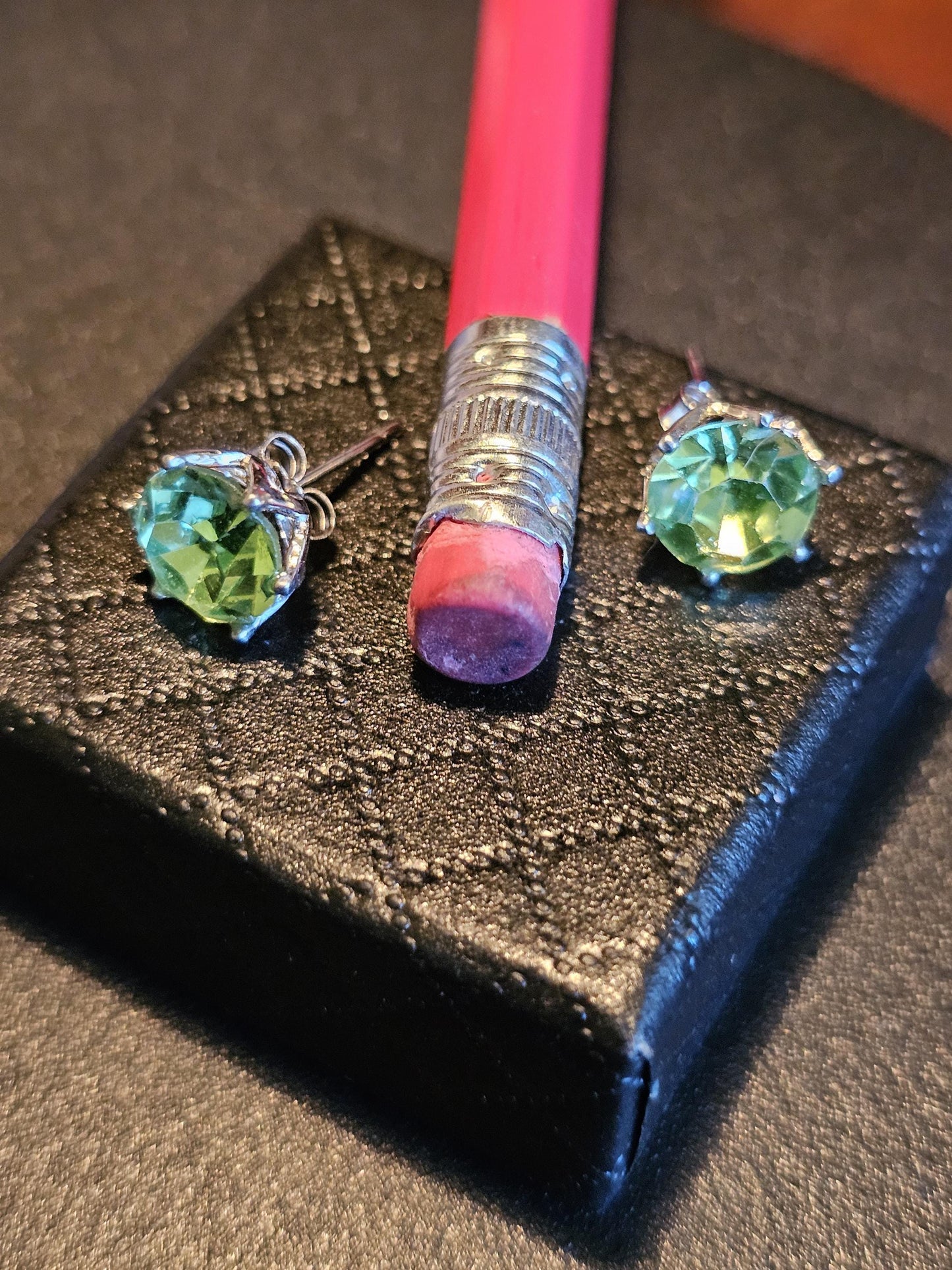 Boucles d'oreilles en verre d'uranium en argent sterling de style Lotus avec pierres en verre d'uranium vintage de 8 mm à taille ronde, qui brillent sous la lumière noire/UV