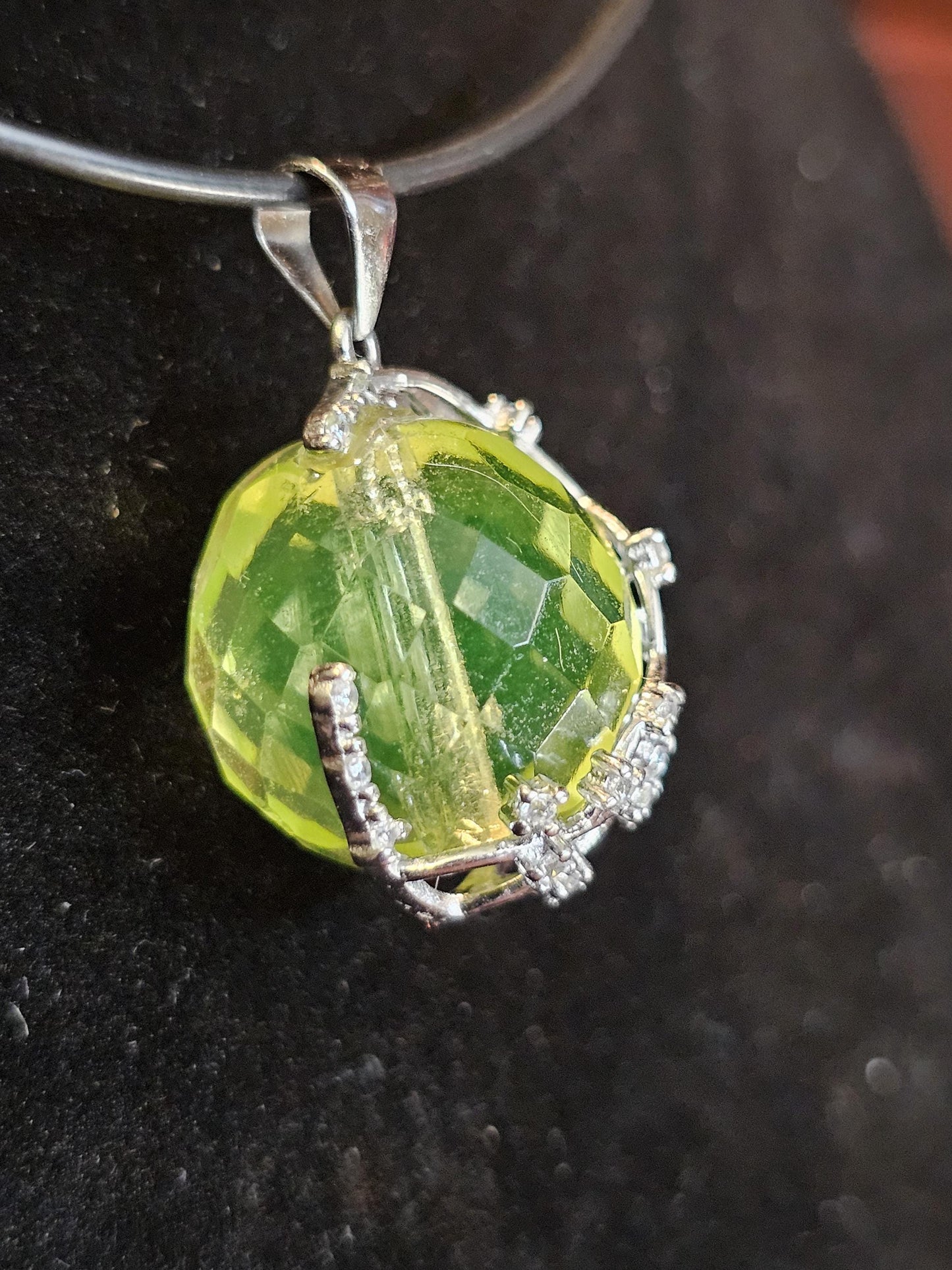 Pendentif en verre d'uranium en argent sterling neuf avec une énorme perle ronde en verre d'uranium tchécoslovaque de 16 mm qui brille sous la lumière noire / UV