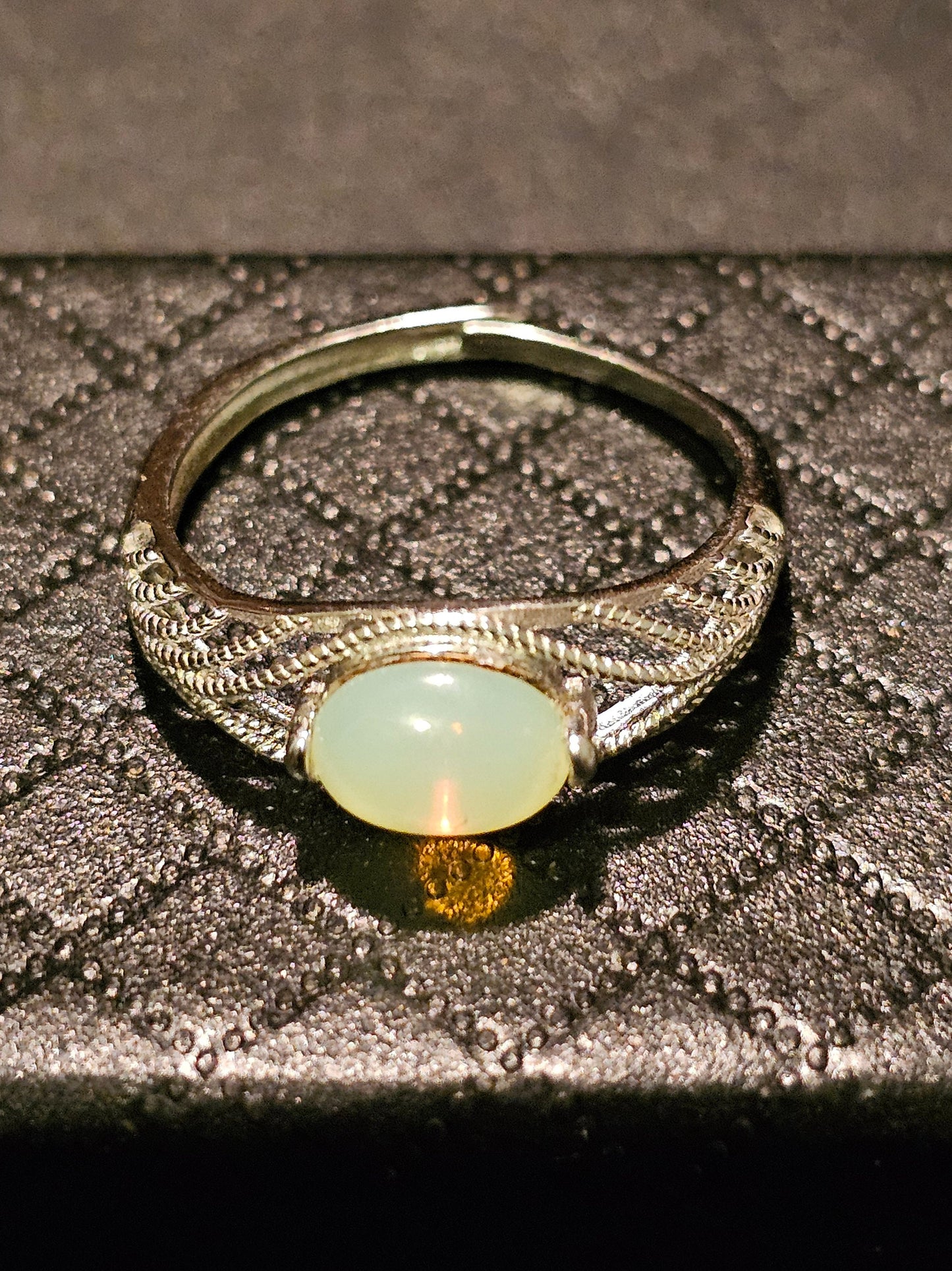 Bague réglable en verre d'uranium, argent sterling neuf avec dessus lisse vintage, pierre ovale en verre d'uranium de couleur opale qui brille sous la lumière noire / UV