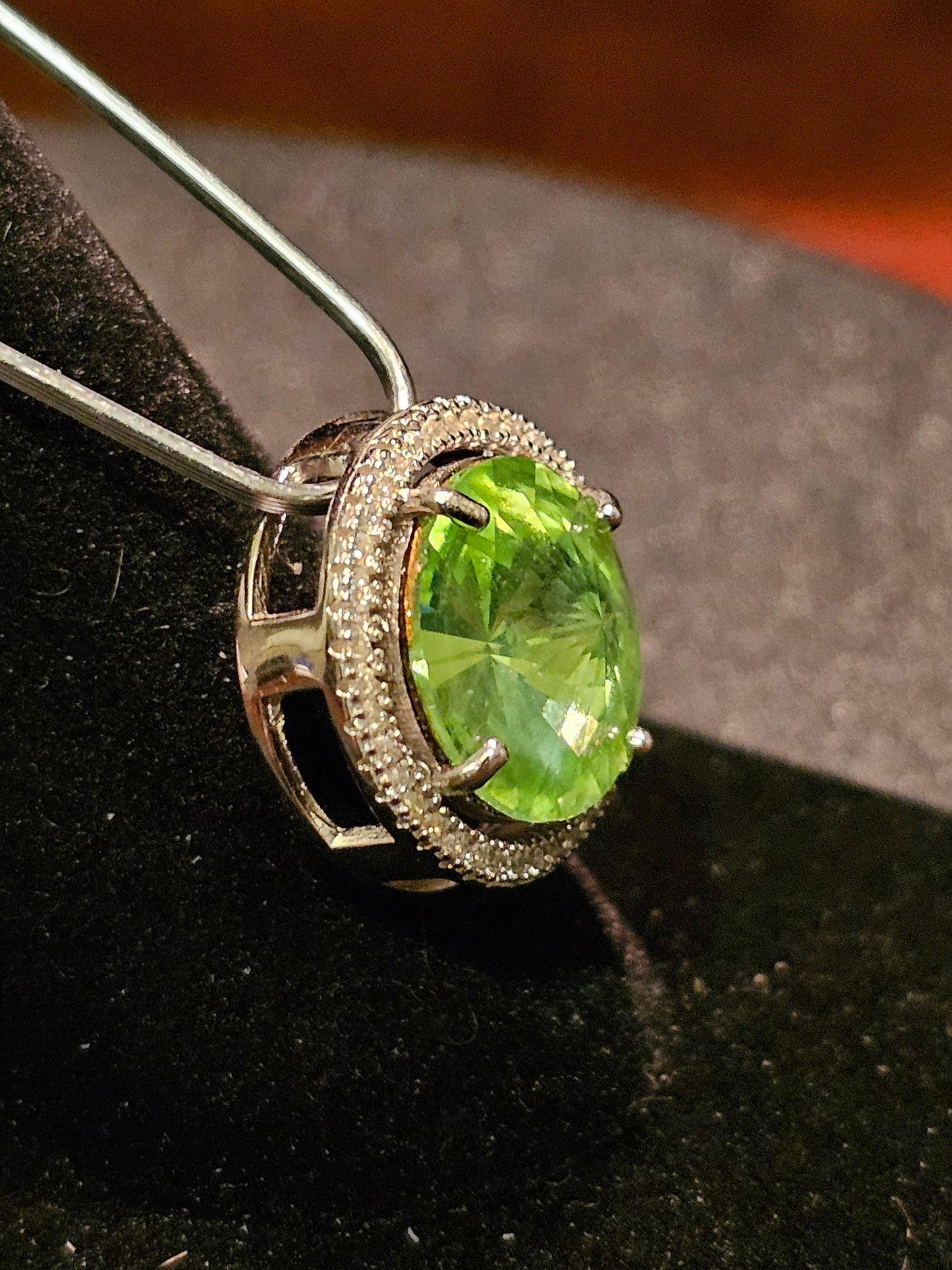 Pendentif en verre d'uranium en argent sterling neuf avec une pierre de verre d'uranium taille ronde vintage de 12 mm qui brille sous la lumière noire / UV