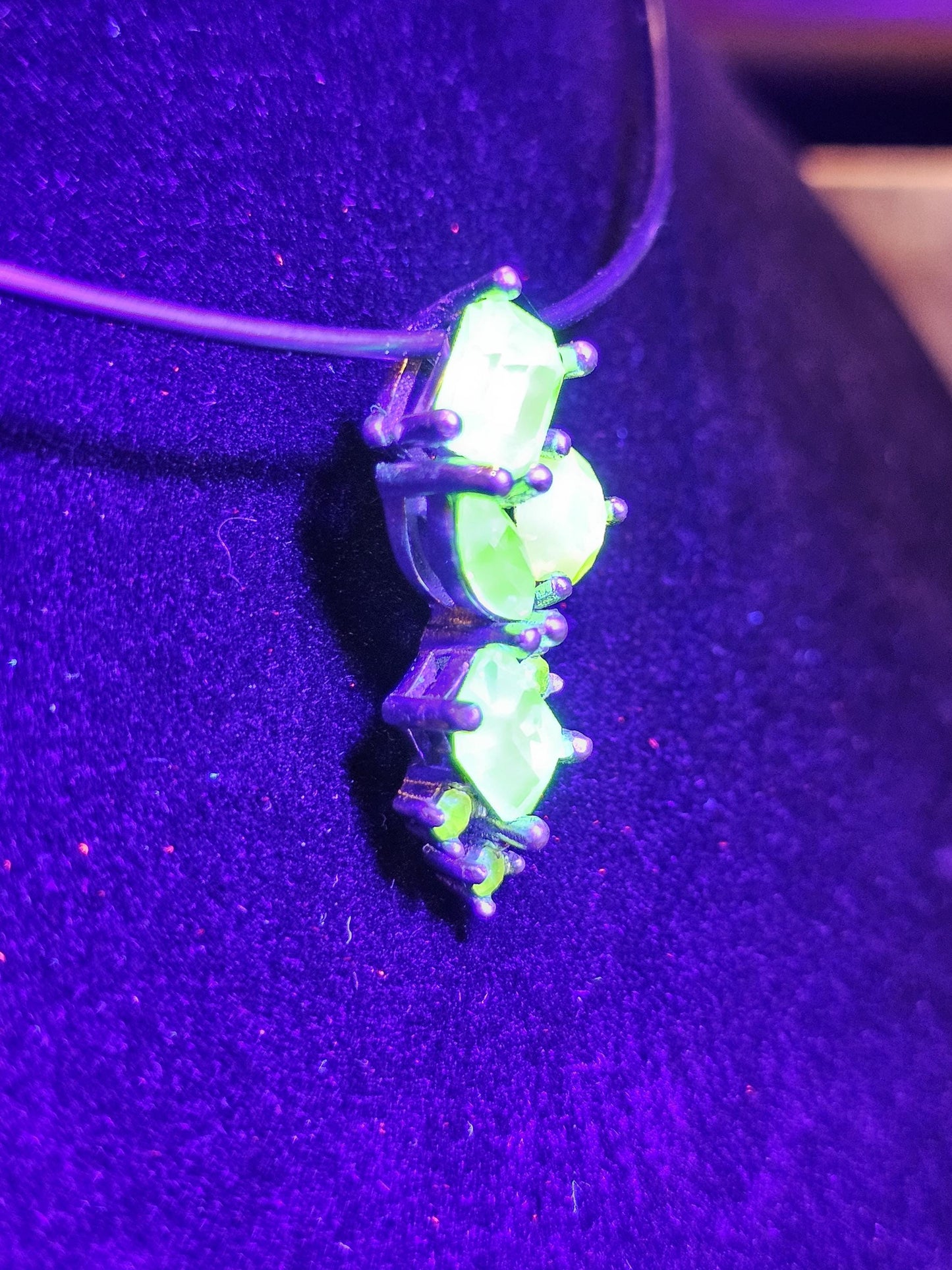 Pendentif en verre d'uranium dans un nouveau design abstrait en argent sterling avec plusieurs pierres de verre d'uranium vintage qui brillent sous la lumière noire / UV