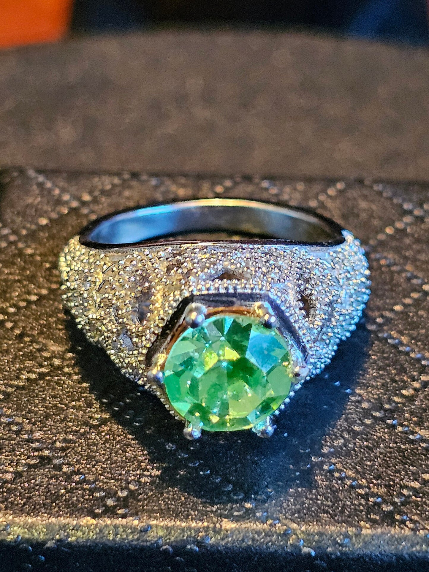 Bague en verre d'uranium taille ronde filigrane taille 7 en argent sterling neuf avec pierre de verre d'uranium de 8 mm qui brille sous la lumière noire / UV