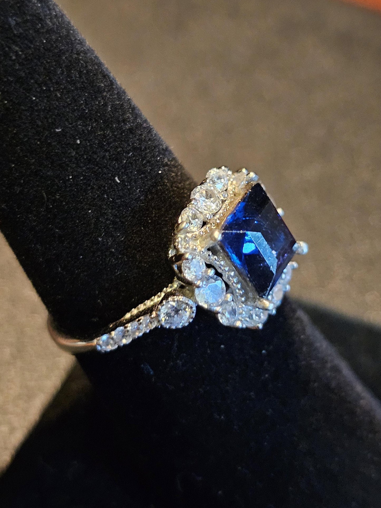Bague en verre d'uranium taille princesse taille 6, 7, 8 en argent sterling de style halo avec une pierre de verre d'uranium bleu rare qui brille sous la lumière noire / UV