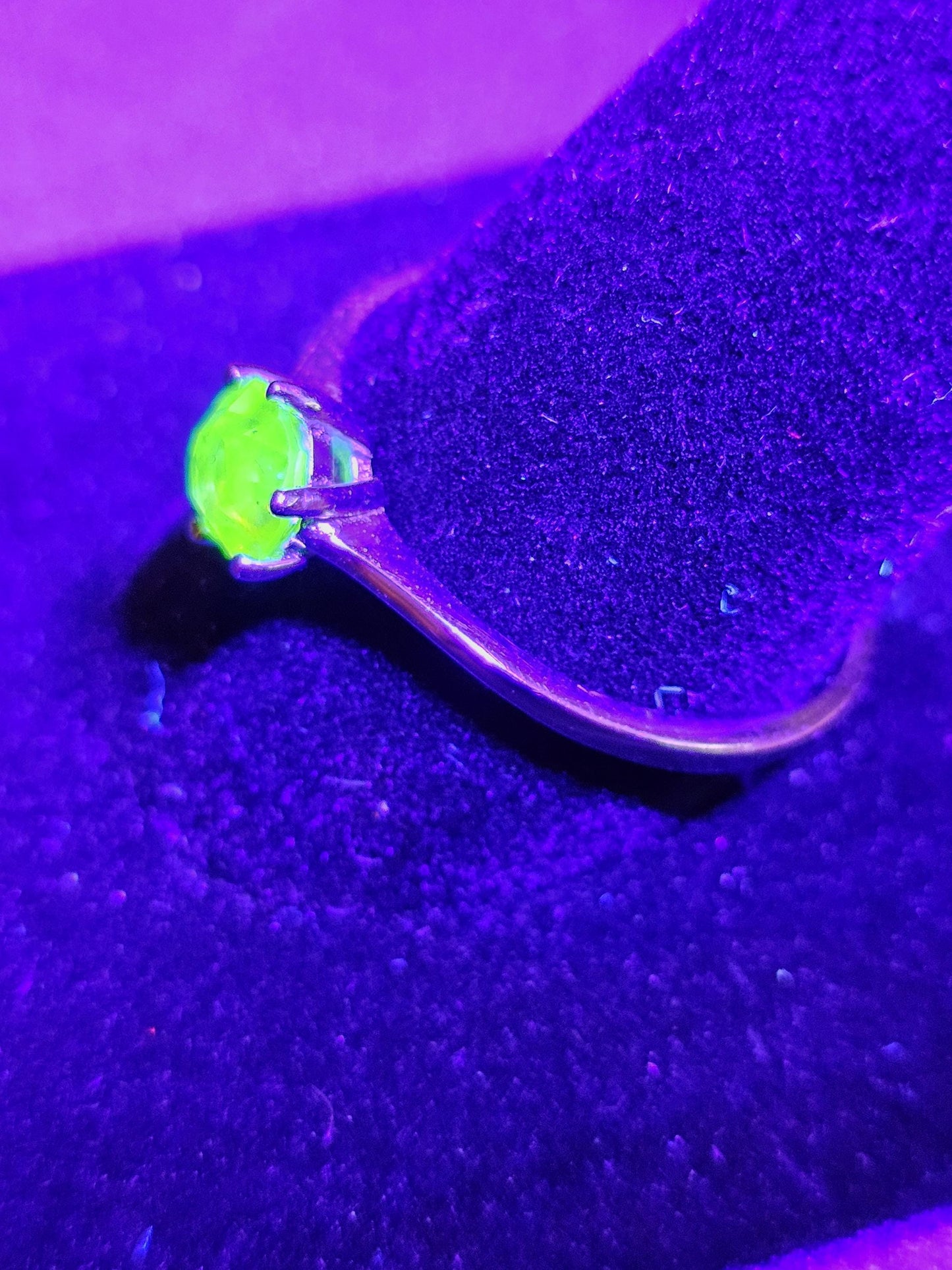 Bague solitaire ronde en verre d'uranium taille 12 en argent sterling neuf avec pierre en verre d'uranium de 6 mm qui brille sous la lumière noire / UV