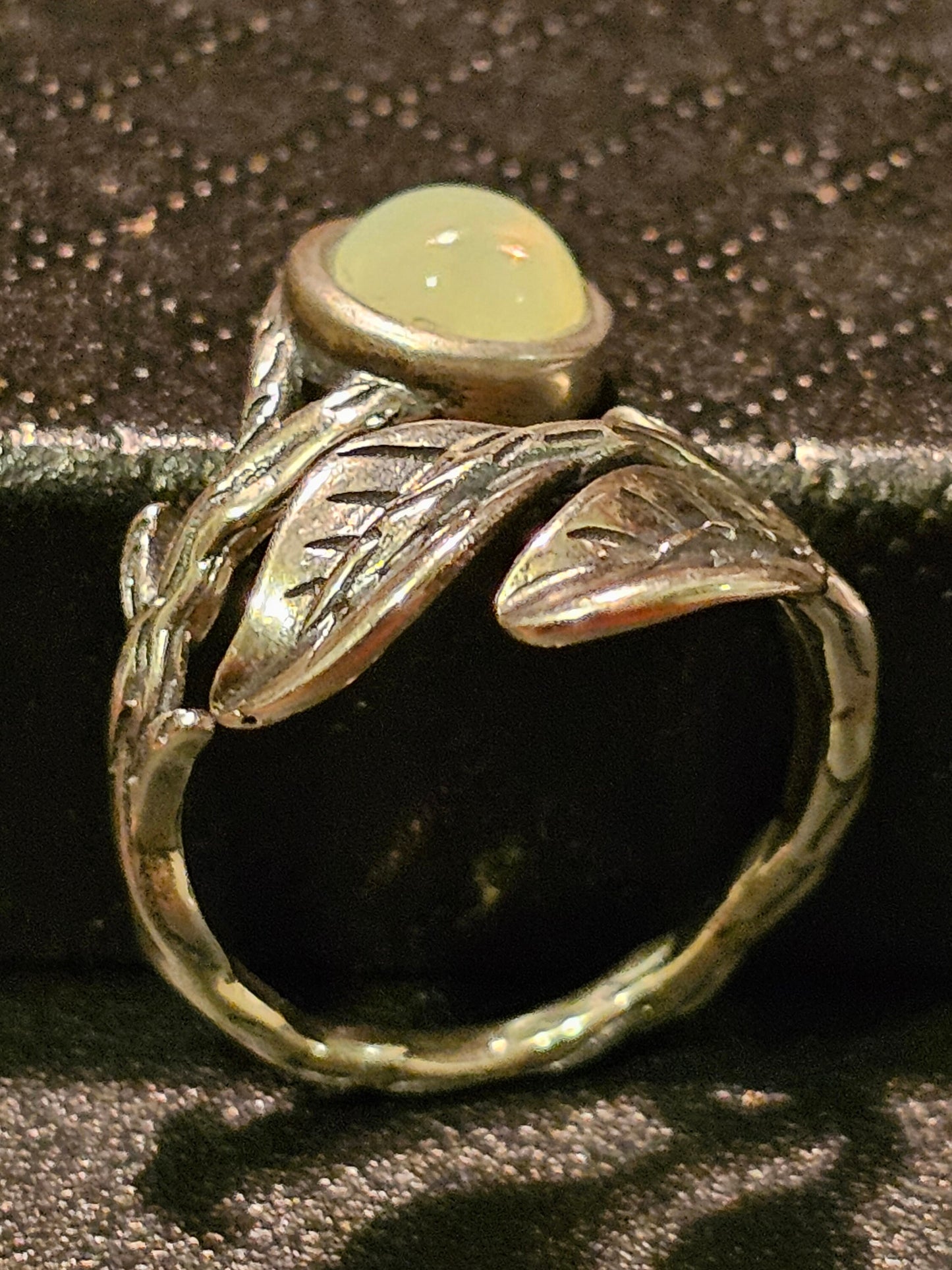 Bague réglable en verre d'uranium en argent sterling avec motif de feuilles et de branches et pierre ronde en verre d'uranium vintage qui brille sous la lumière noire / UV