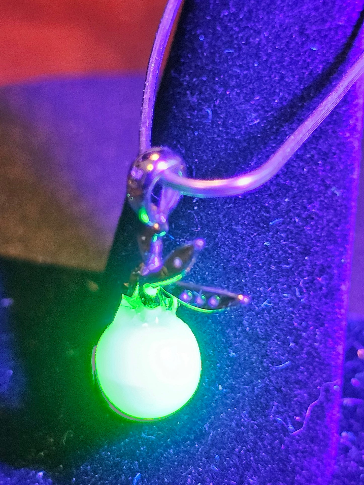 Pendentif en verre d'uranium dans un nouveau design de fée en argent sterling avec une perle vintage de 8 mm en verre d'uranium qui brille sous la lumière noire / UV