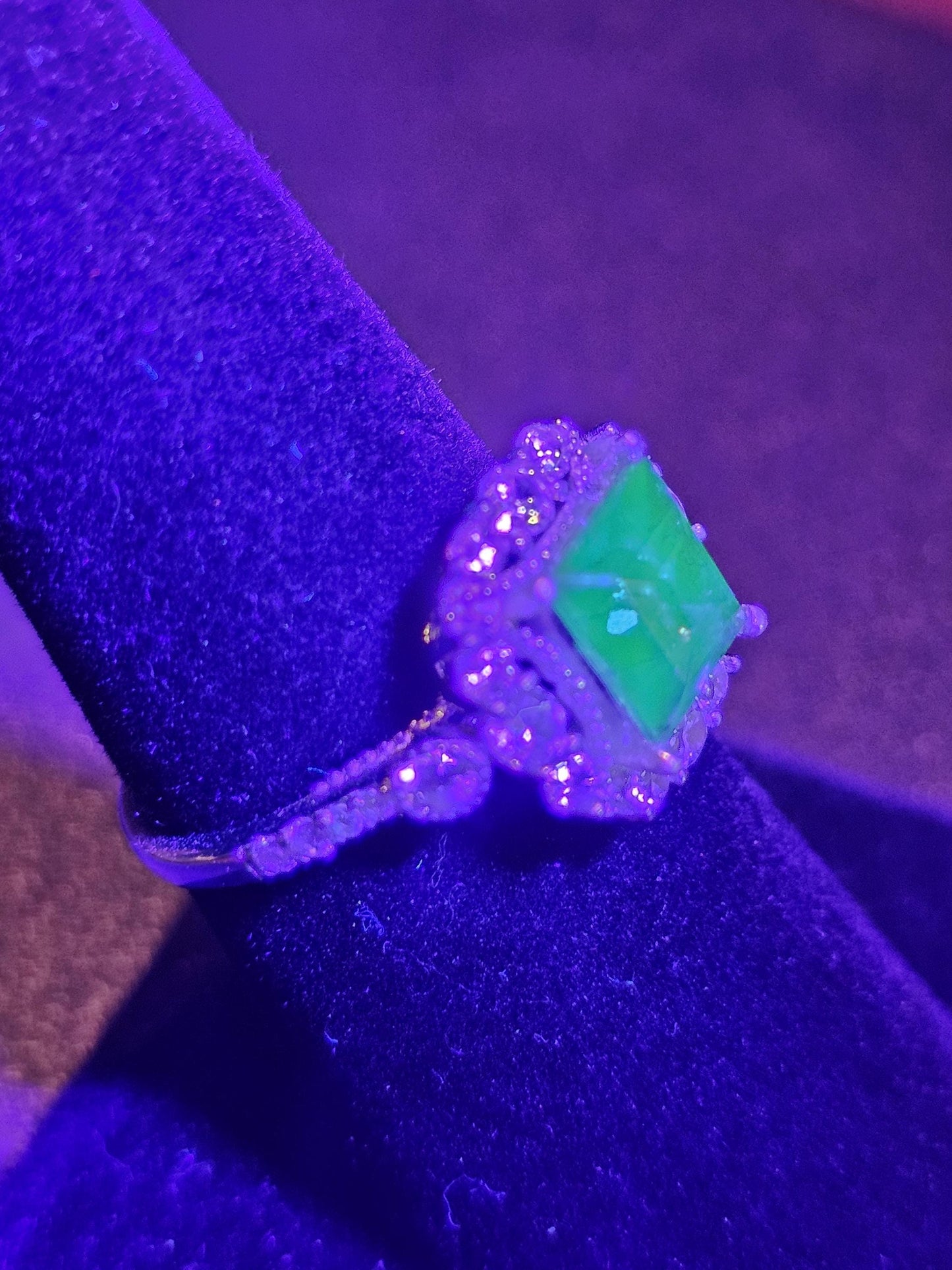 Bague en verre d'uranium taille princesse taille 6, 7, 8 en argent sterling de style halo avec une pierre de verre d'uranium bleu rare qui brille sous la lumière noire / UV