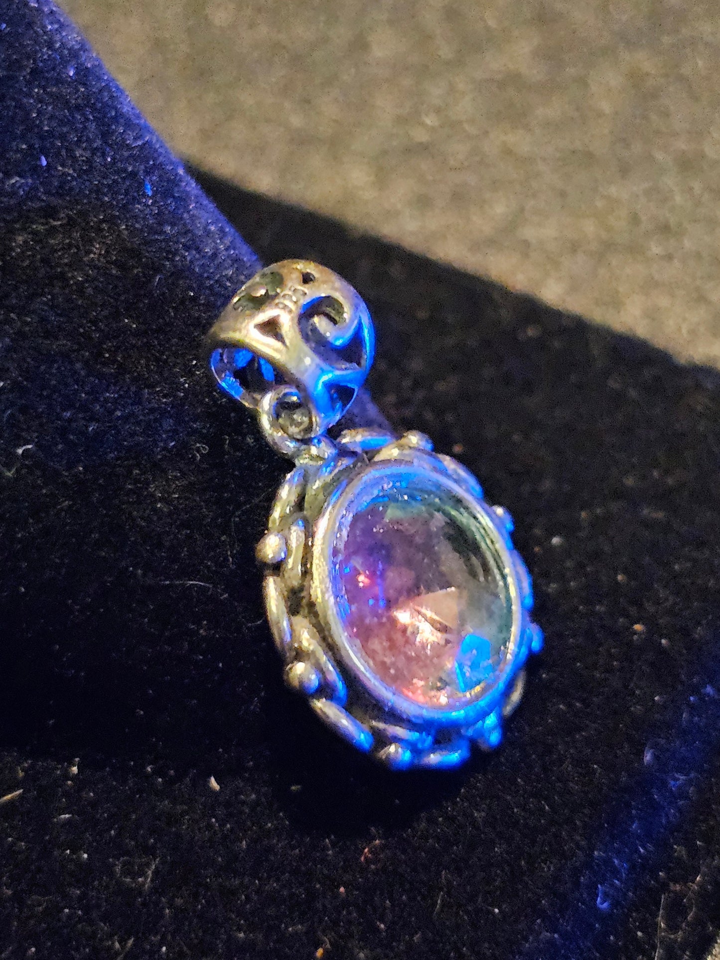 Pendentif en verre d'uranium de style vintage en argent sterling neuf avec une pierre de verre d'uranium de taille ronde vintage de 9 mm qui brille sous la lumière noire / UV