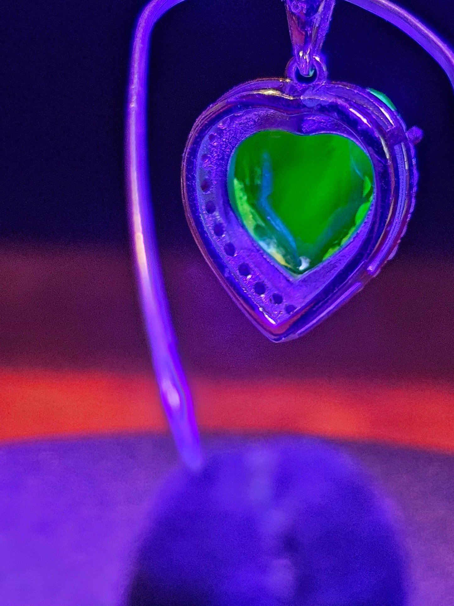 Pendentif en verre d'uranium dans un nouveau cadre en argent sterling avec une pierre de verre d'uranium vintage de 14 mm taillée en cœur qui brille sous la lumière noire / UV