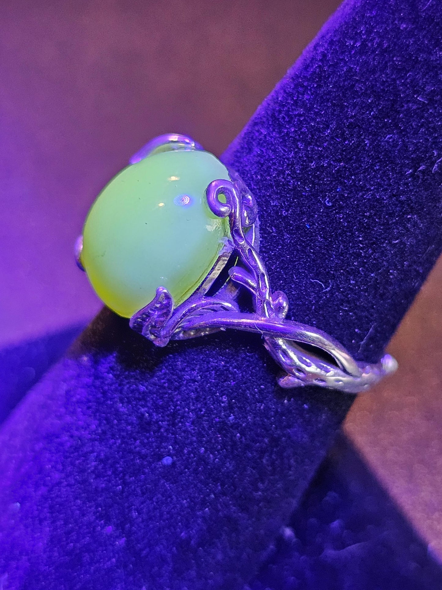 Bague réglable en verre d'uranium en argent sterling neuf avec une grande pierre de lune ovale en verre d'uranium vintage de 12 x 10 mm qui brille sous la lumière noire / UV