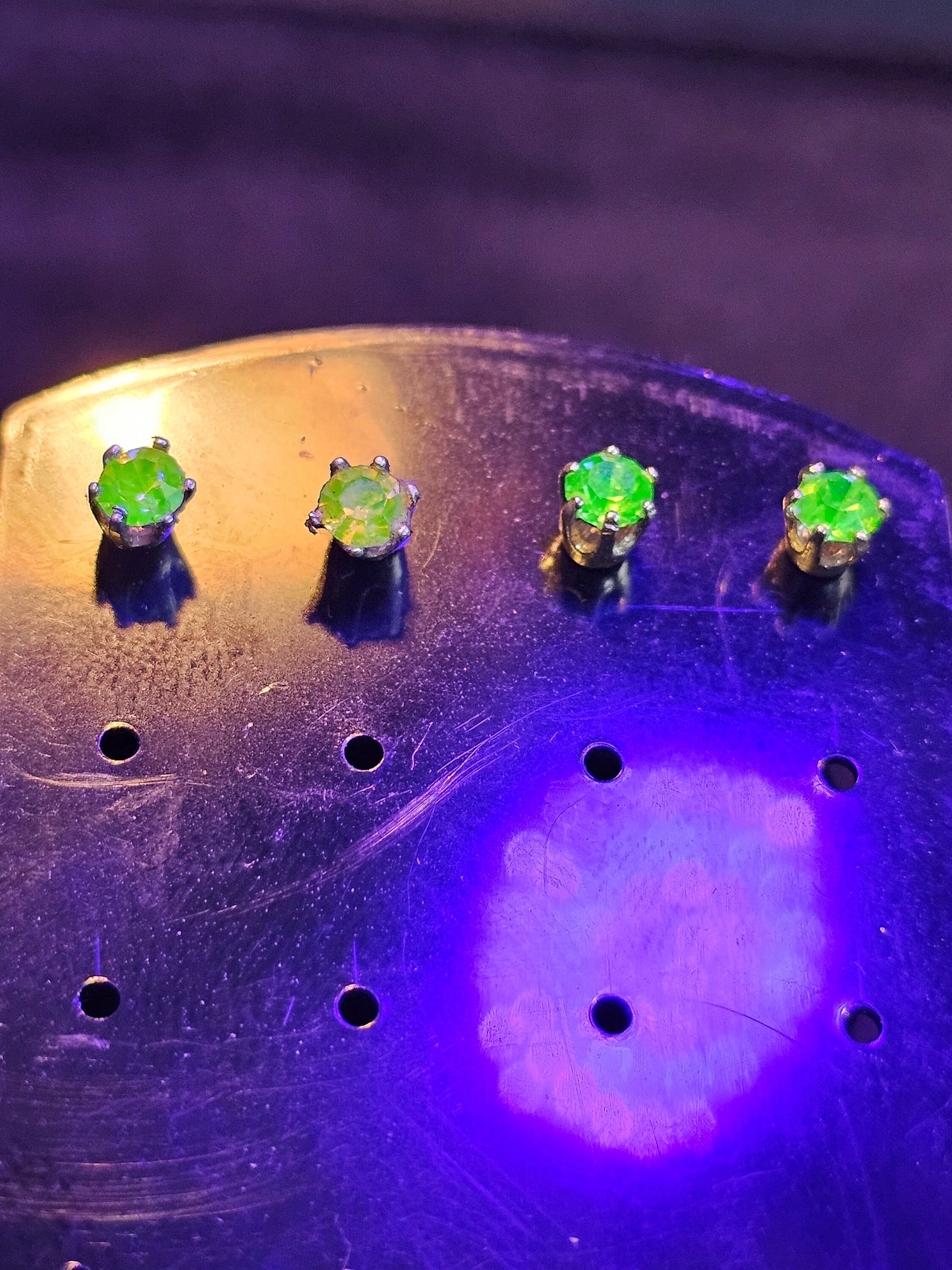 Boucles d'oreilles en verre d'uranium en argent sterling neuf avec des pierres en verre d'uranium vintage vert jaune ou rose rares, brillent sous la lumière noire/UV