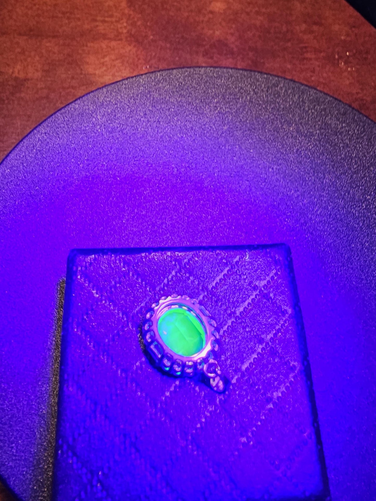 Pendentif en verre d'uranium dans un nouveau cadre en argent sterling avec une pierre de verre d'uranium taille ovale vintage de 10 x 8 mm qui brille sous la lumière noire / UV