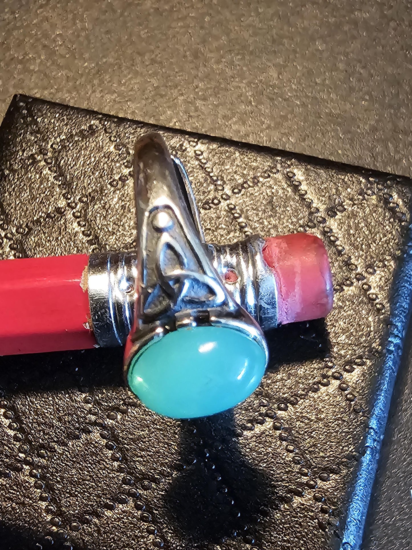 Bague réglable en verre d'uranium en argent sterling avec dessus lisse vintage. La pierre ovale en verre d'uranium vert ou blanc brille sous la lumière noire / UV