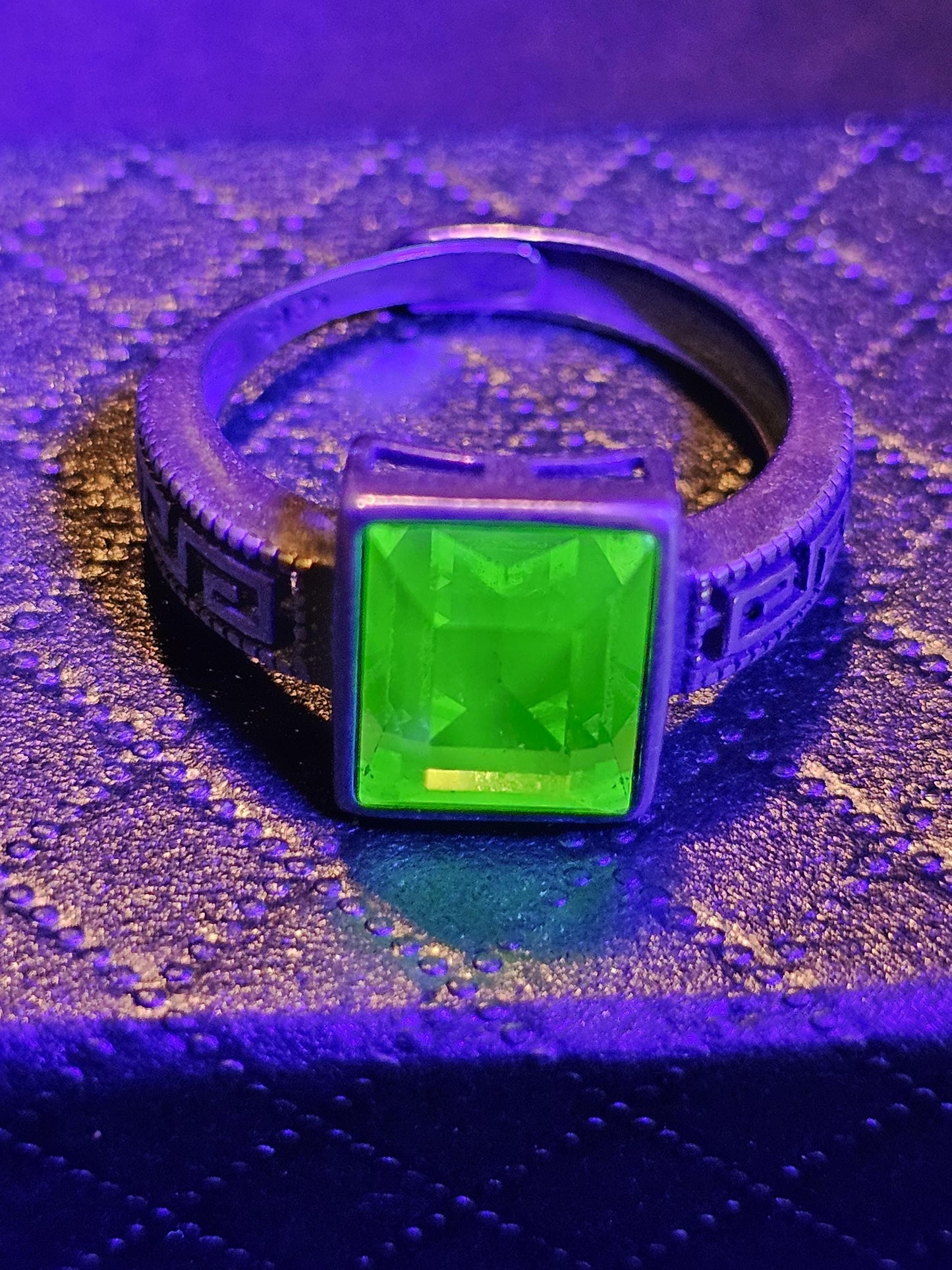 Bague réglable en verre d'uranium avec lunette montée grande pierre rectangulaire vintage en verre d'uranium de 10 x 8 mm qui brille sous la lumière noire / UV