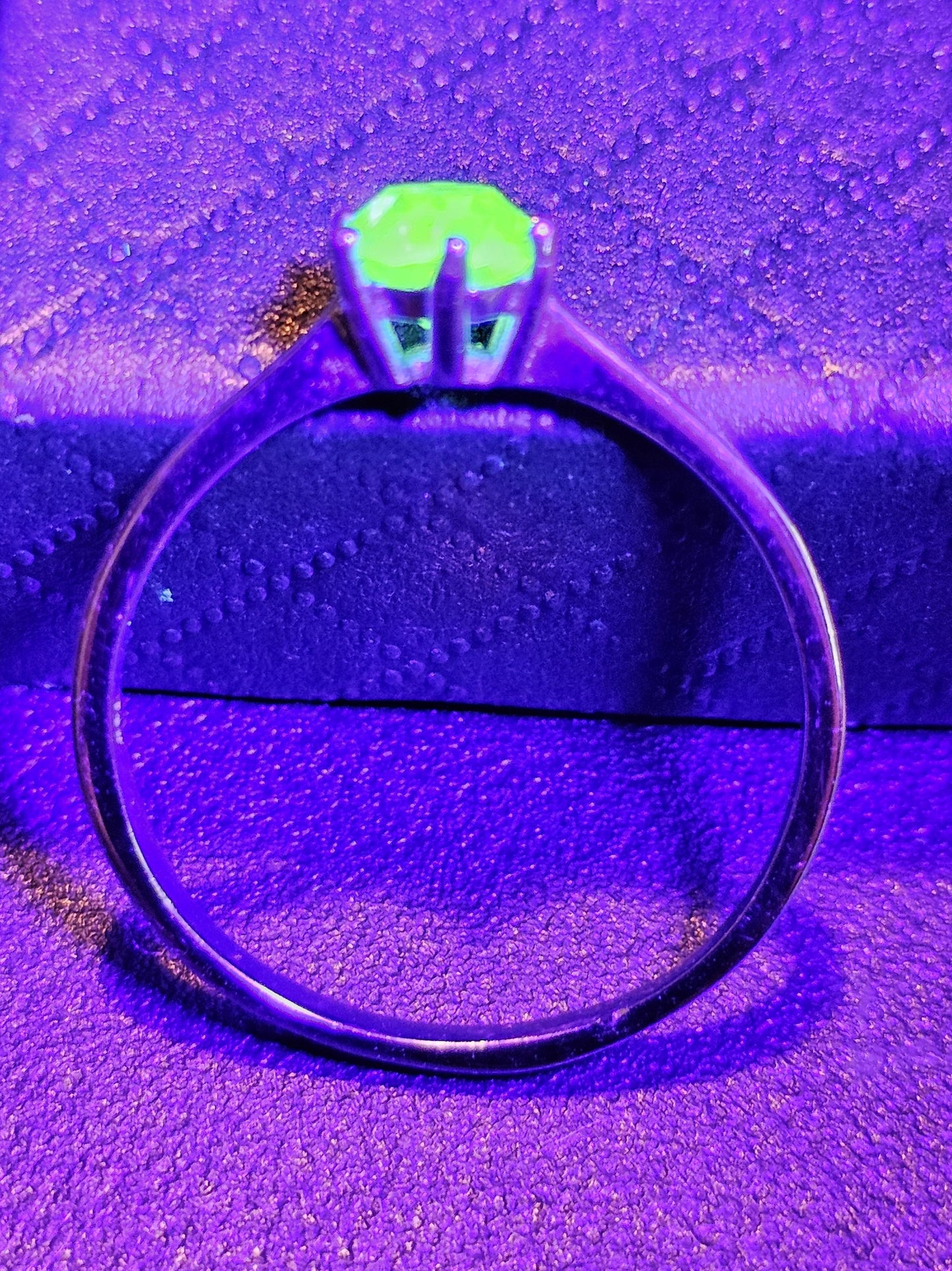 Bague solitaire ronde en verre d'uranium taille 12 en argent sterling neuf avec pierre en verre d'uranium de 6 mm qui brille sous la lumière noire / UV