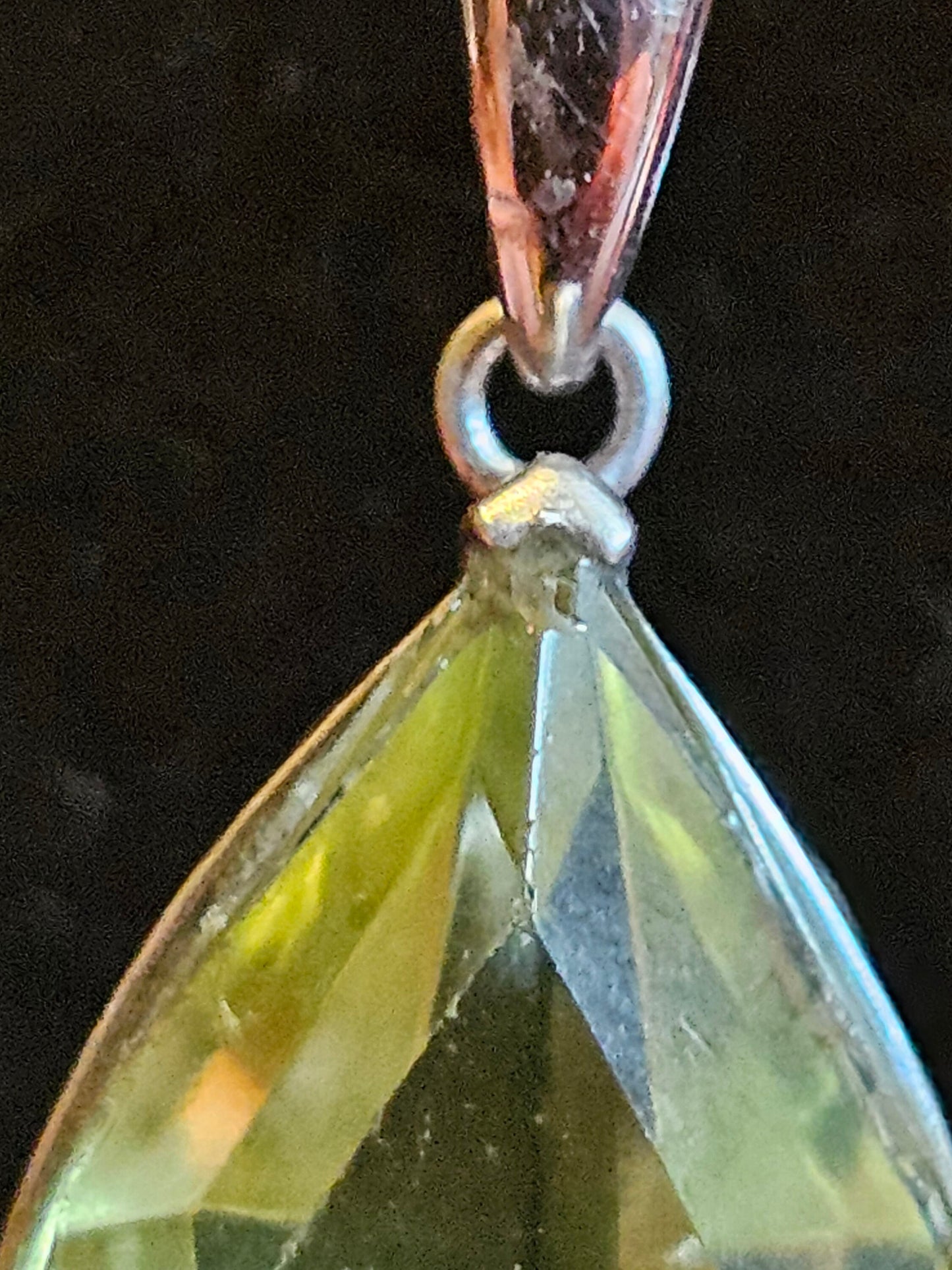 Pendentif en verre d'uranium en argent sterling neuf avec une grande pierre de verre d'uranium vintage taille poire de 18 x 13 mm qui brille sous la lumière noire / UV