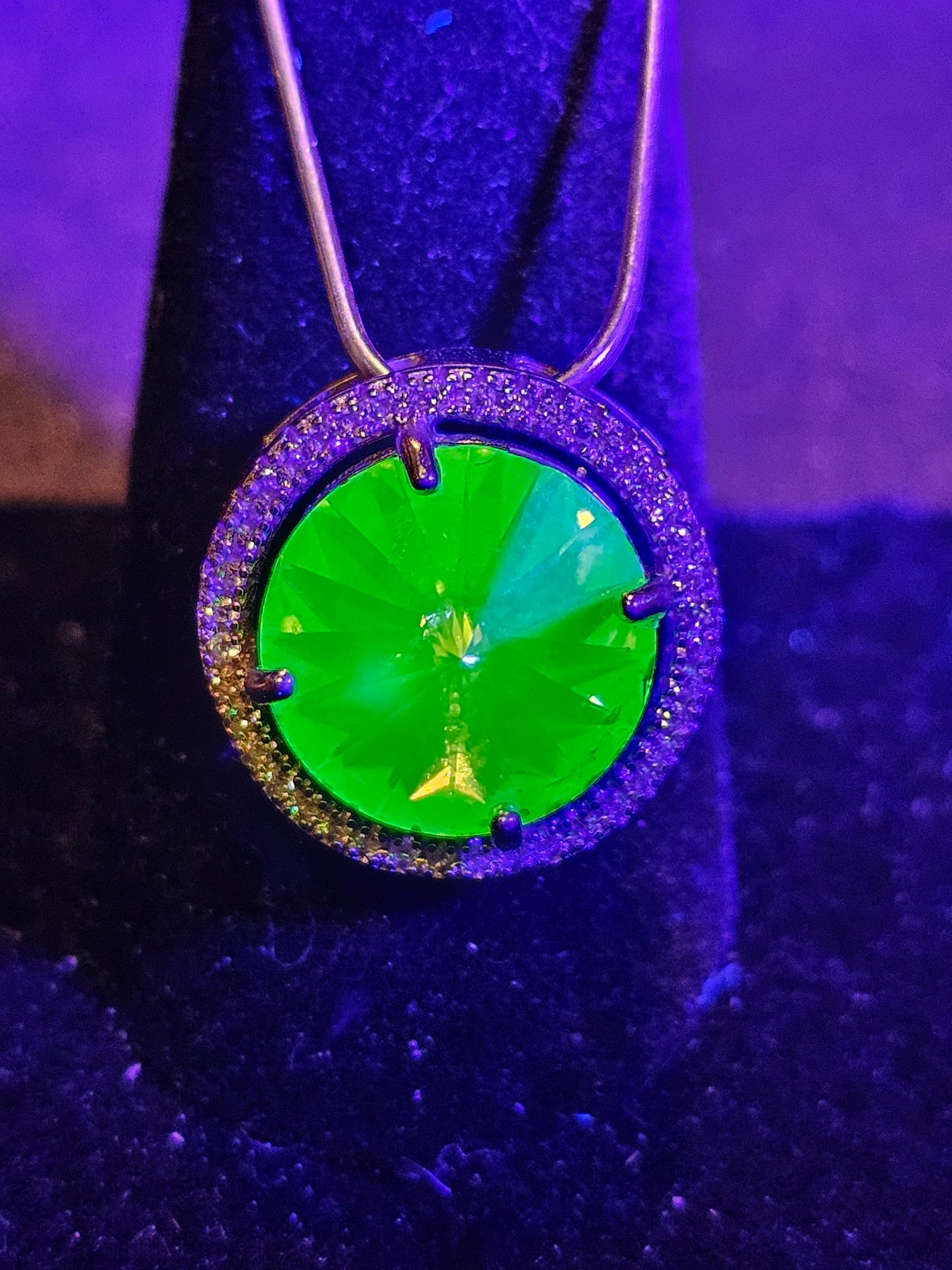Pendentif en verre d'uranium en argent sterling neuf avec une pierre de verre d'uranium taille ronde vintage de 12 mm qui brille sous la lumière noire / UV