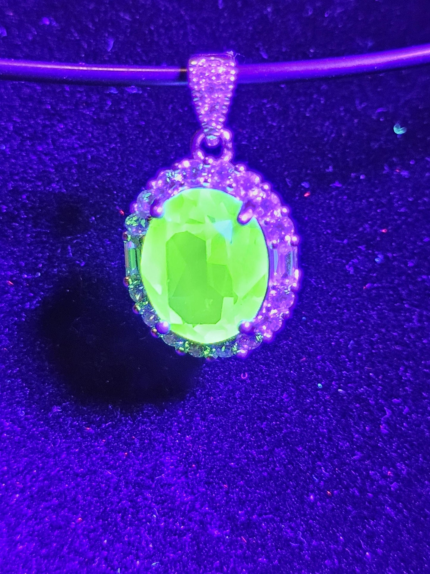 Pendentif en verre d'uranium dans un nouveau cadre en argent sterling avec une pierre de verre d'uranium taille ovale vintage de 10 x 8 mm qui brille sous la lumière noire / UV