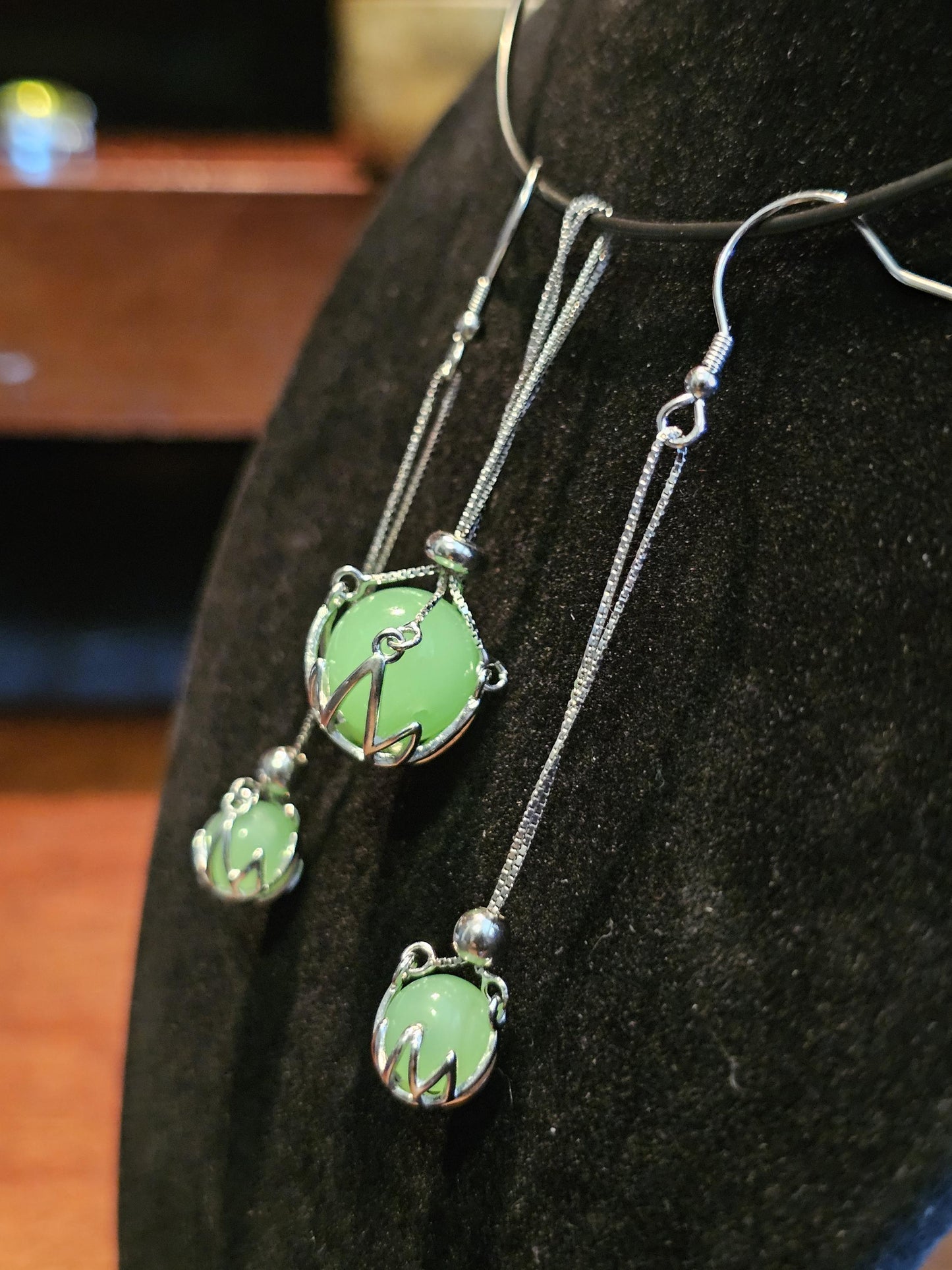 Pendentif et boucles d'oreilles en verre d'uranium dans un nouveau style de pendentif en argent sterling avec des perles de verre d'uranium vintage qui brillent sous la lumière noire / UV