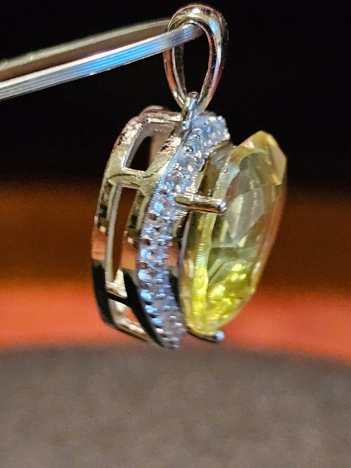 Pendentif en verre d'uranium dans un nouveau cadre en argent sterling avec une pierre de verre d'uranium vintage de 14 mm taillée en cœur qui brille sous la lumière noire / UV