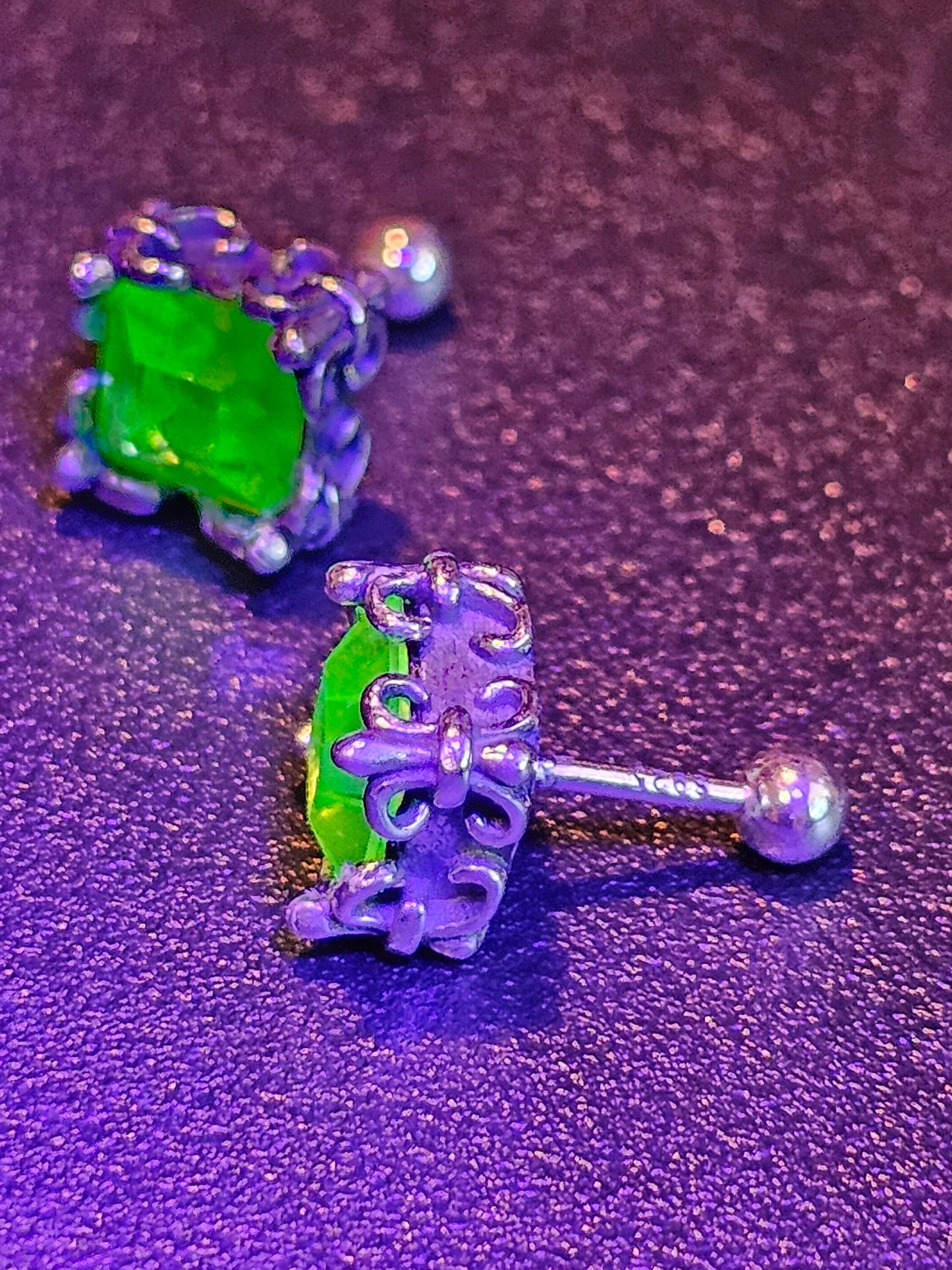 Boucles d'oreilles en verre d'uranium de style vintage en argent sterling neuf avec pierres en verre d'uranium taille princesse vintage, 6 mm brille sous la lumière noire/UV