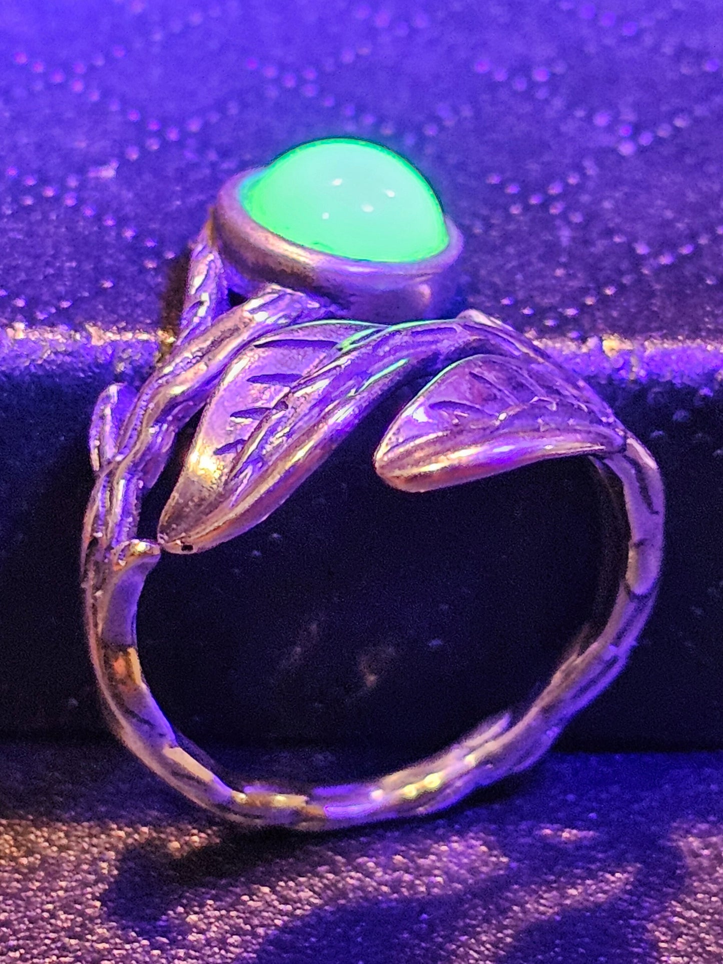 Bague réglable en verre d'uranium en argent sterling avec motif de feuilles et de branches et pierre ronde en verre d'uranium vintage qui brille sous la lumière noire / UV