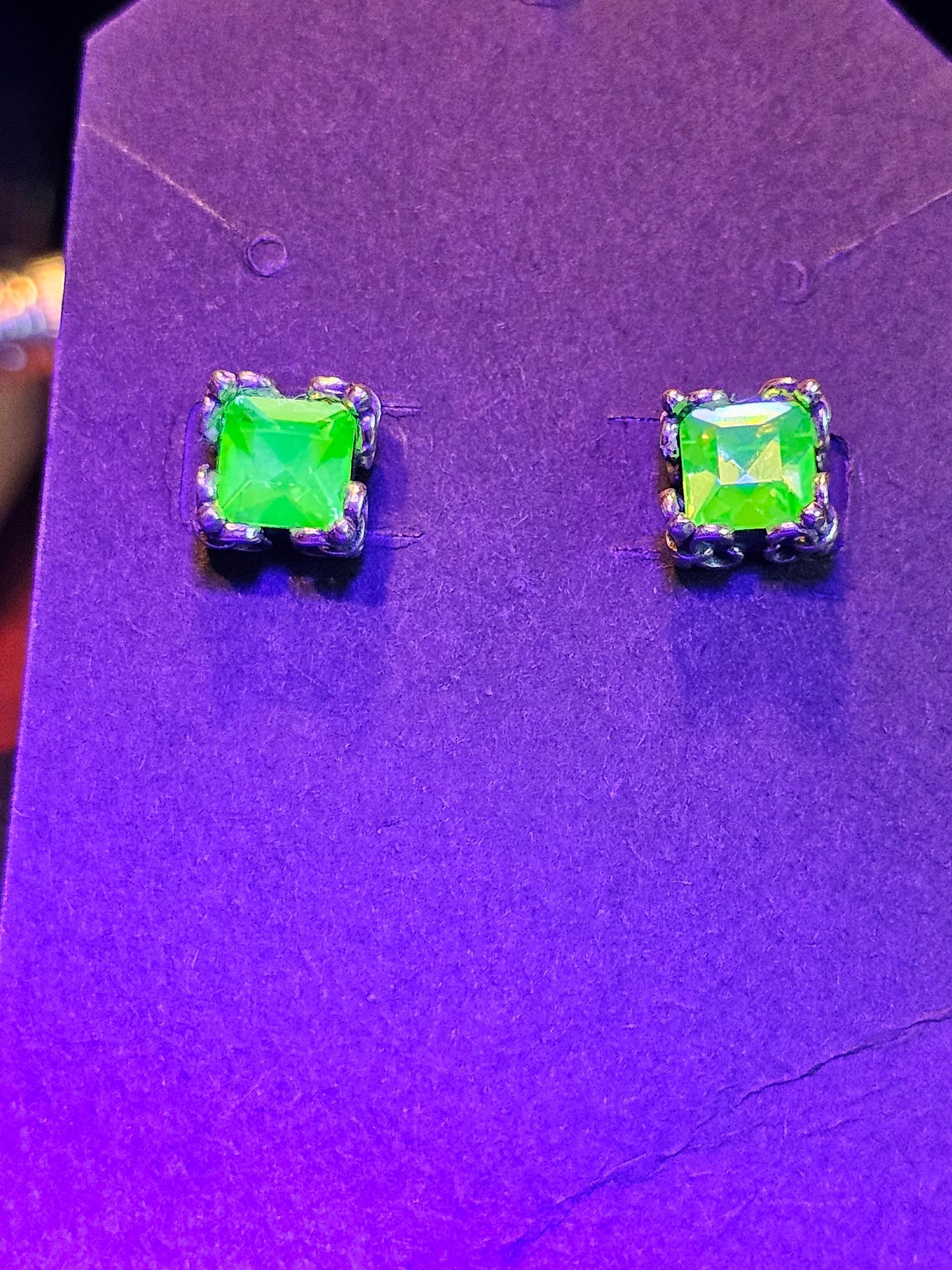 Boucles d'oreilles en verre d'uranium de style vintage en argent sterling neuf avec pierres en verre d'uranium taille princesse vintage, 6 mm brille sous la lumière noire/UV
