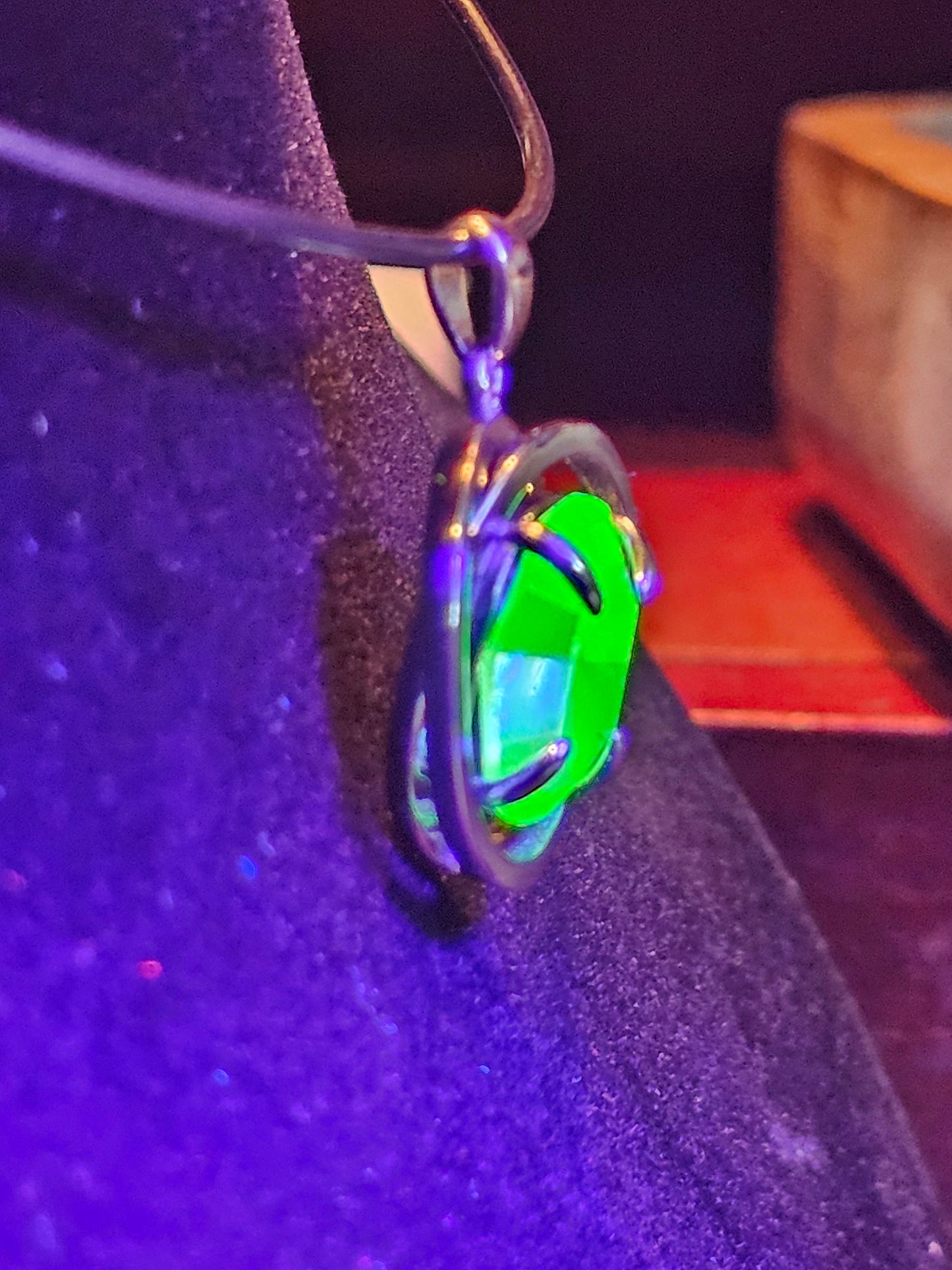 Pendentif en verre d'uranium en argent sterling de style Infinity avec pierre de verre d'uranium ovale vintage de 14 x 10 mm qui brille sous la lumière noire / UV