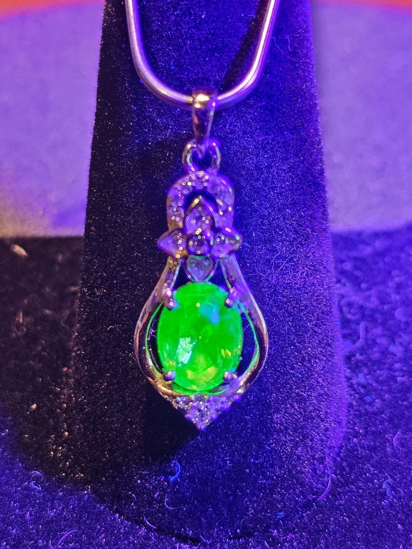 Pendentif en verre d'uranium neuf en argent sterling avec une pierre de verre d'uranium vintage de taille ovale 8x6 ou 10x8 mm brille sous la lumière noire / UV