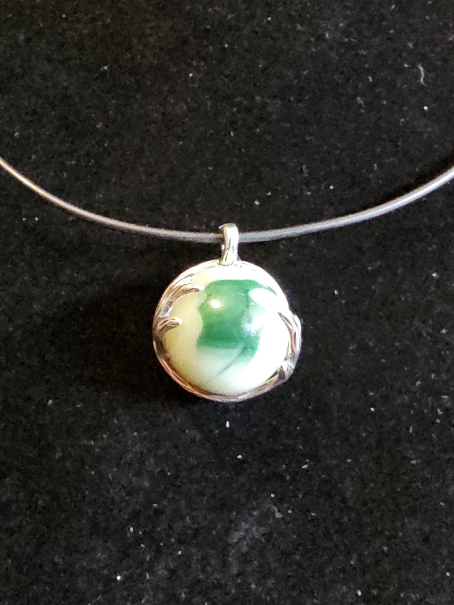 Pendentifs en verre d'uranium en argent sterling neuf avec des billes de verre d'uranium rondes vintage de 14 à 16 mm qui brillent sous la lumière noire / UV