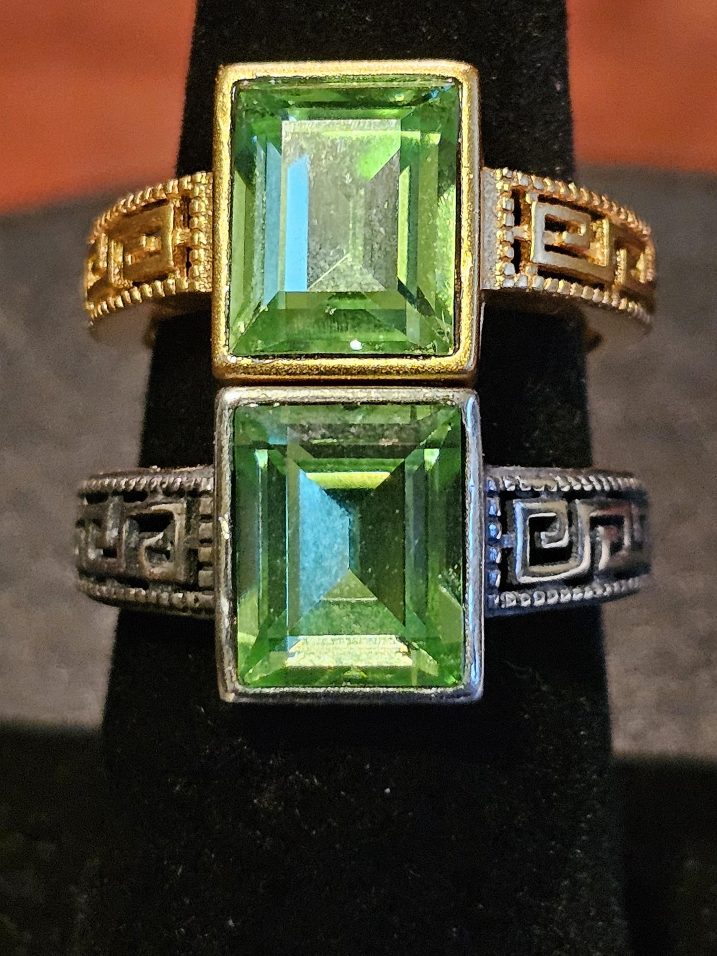 Bague réglable en verre d'uranium avec lunette montée grande pierre rectangulaire vintage en verre d'uranium de 10 x 8 mm qui brille sous la lumière noire / UV
