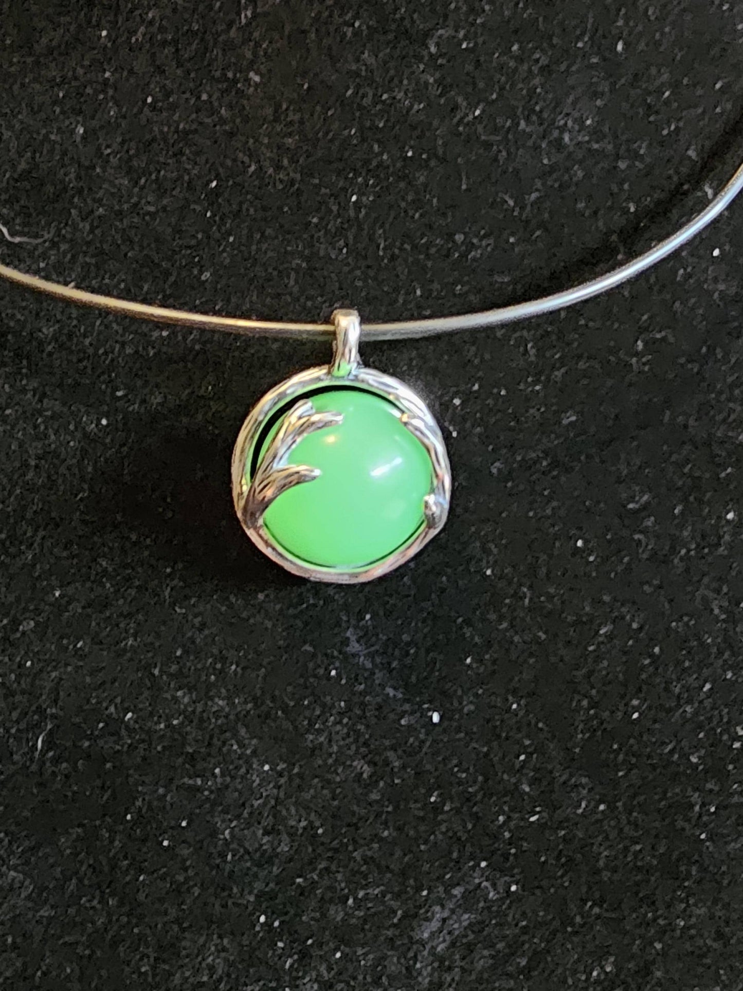 Pendentifs en verre d'uranium en argent sterling neuf avec des perles rondes en verre d'uranium vintage de 14 ou 16 mm qui brillent sous la lumière noire / UV