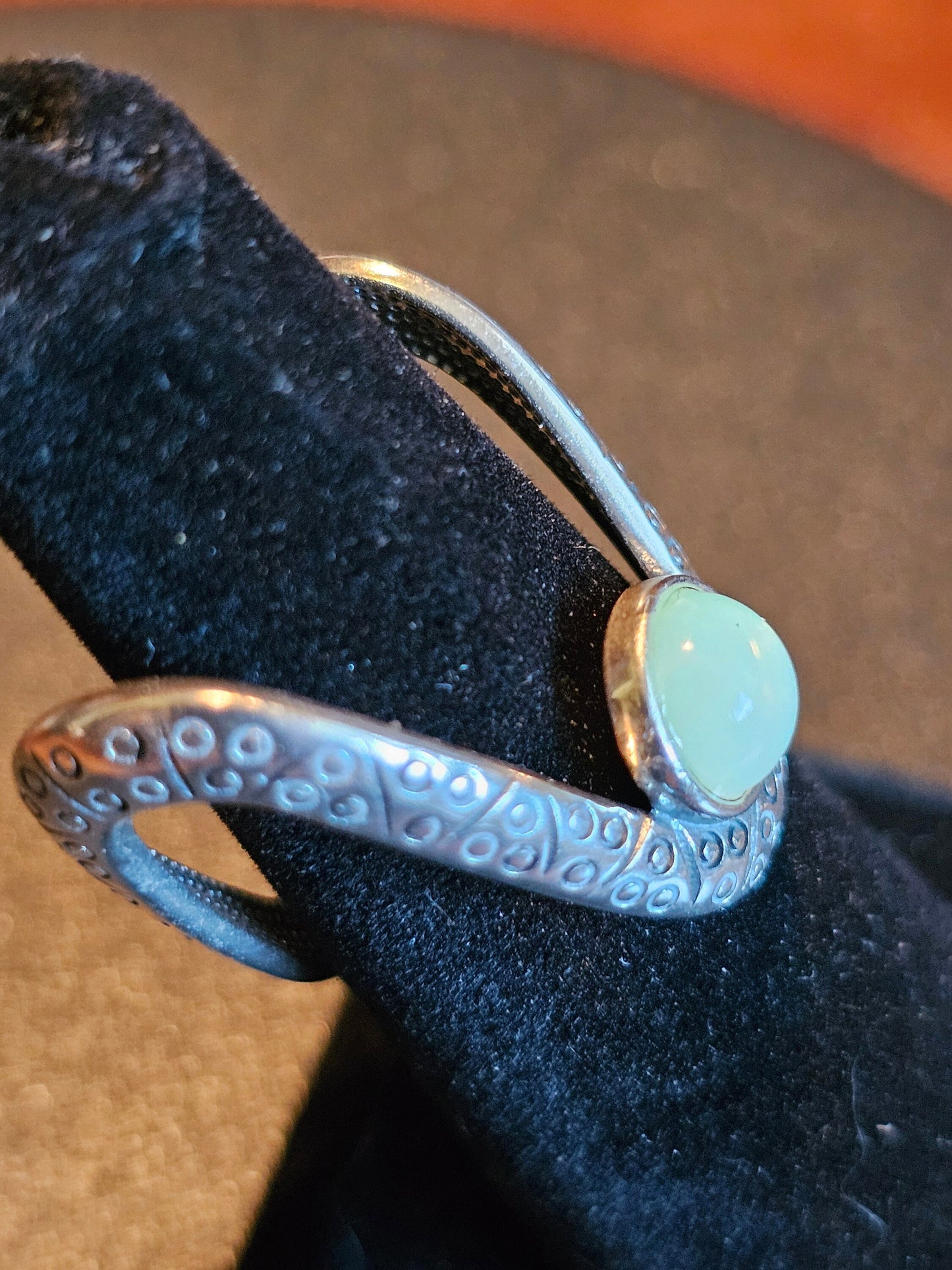 Verstellbarer Ring aus Uranglas in neuem Sterlingsilber, sehr einzigartiges Design mit einem Vintage-Uranglasstein, der unter Schwarzlicht/UV-Licht leuchtet