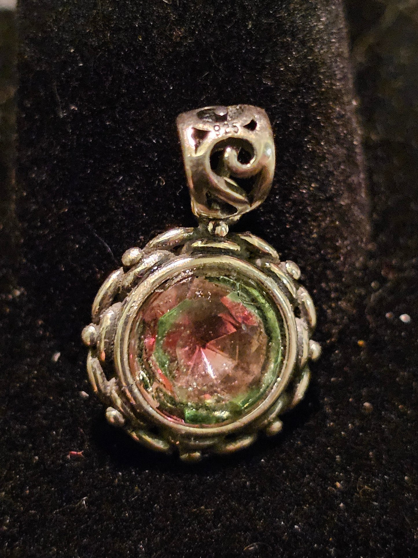 Pendentif en verre d'uranium de style vintage en argent sterling neuf avec une pierre de verre d'uranium de taille ronde vintage de 9 mm qui brille sous la lumière noire / UV