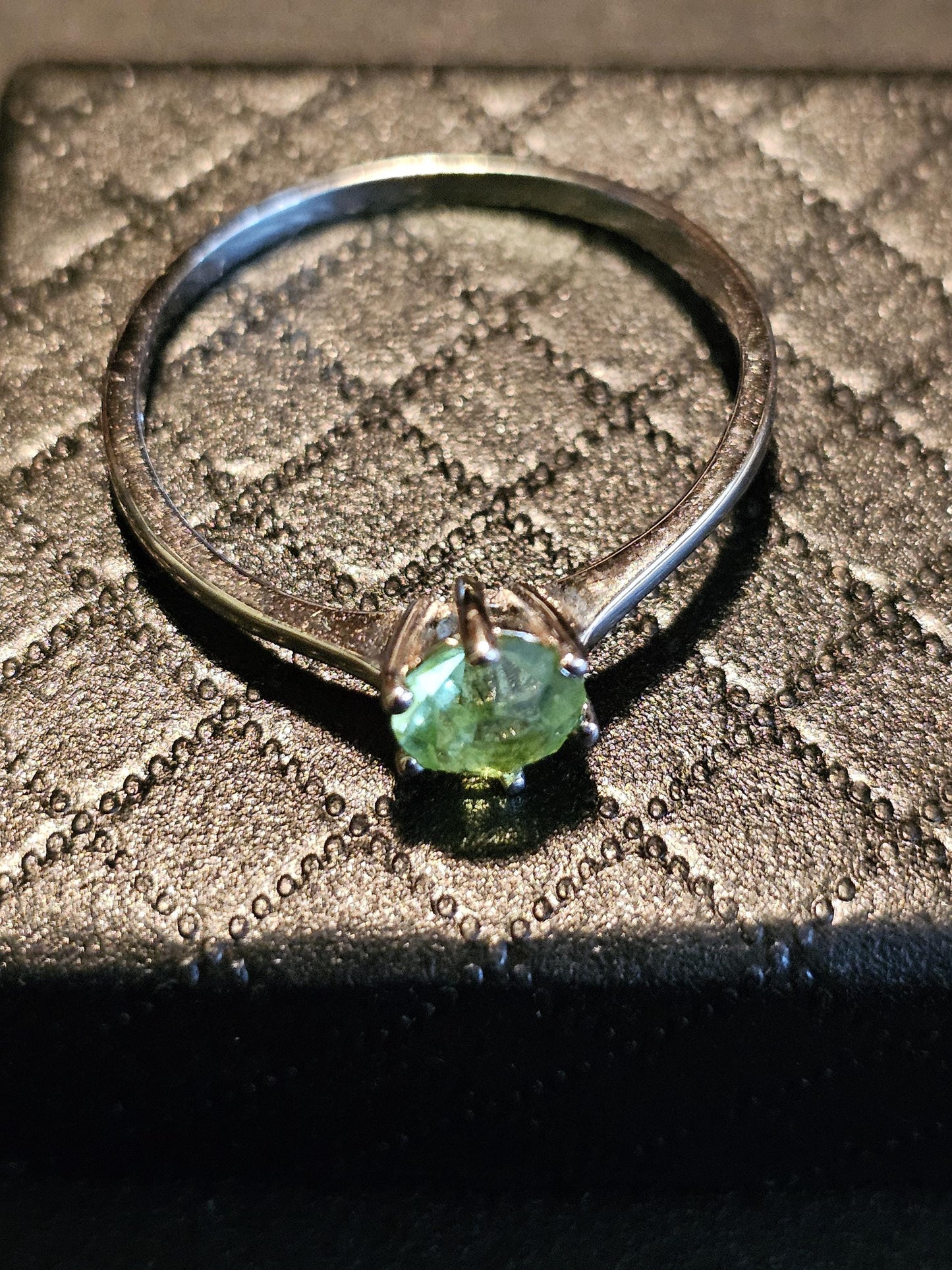 Bague solitaire ronde en verre d'uranium taille 12 en argent sterling neuf avec pierre en verre d'uranium de 6 mm qui brille sous la lumière noire / UV