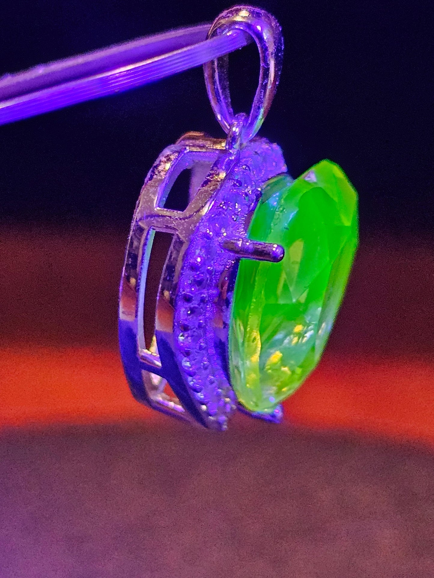 Pendentif en verre d'uranium dans un nouveau cadre en argent sterling avec une pierre de verre d'uranium vintage de 14 mm taillée en cœur qui brille sous la lumière noire / UV