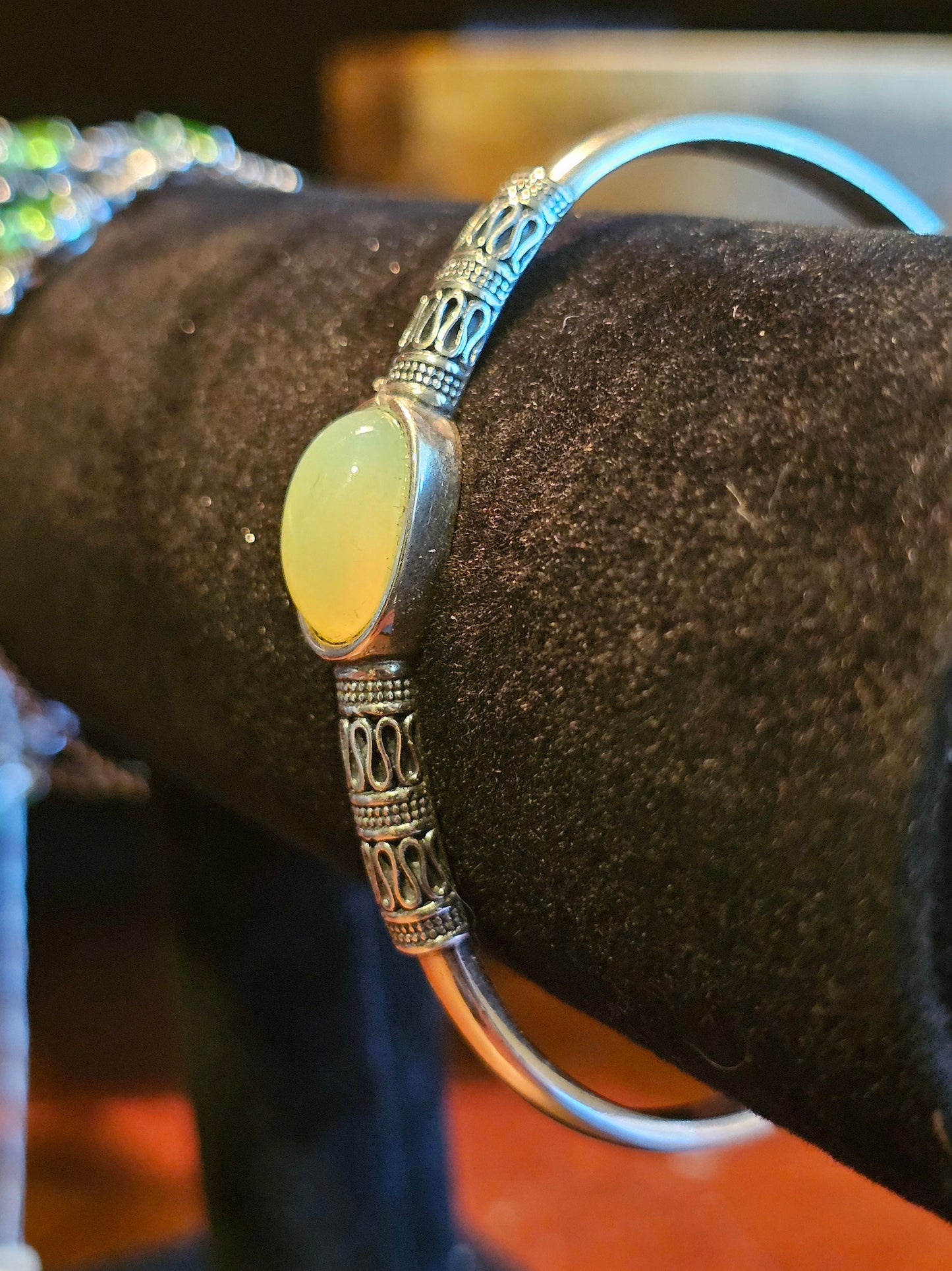 Bracelet en verre d'uranium en argent sterling massif neuf et avec une pierre ovale en verre d'uranium vintage 14x10 qui brille sous la lumière noire / UV