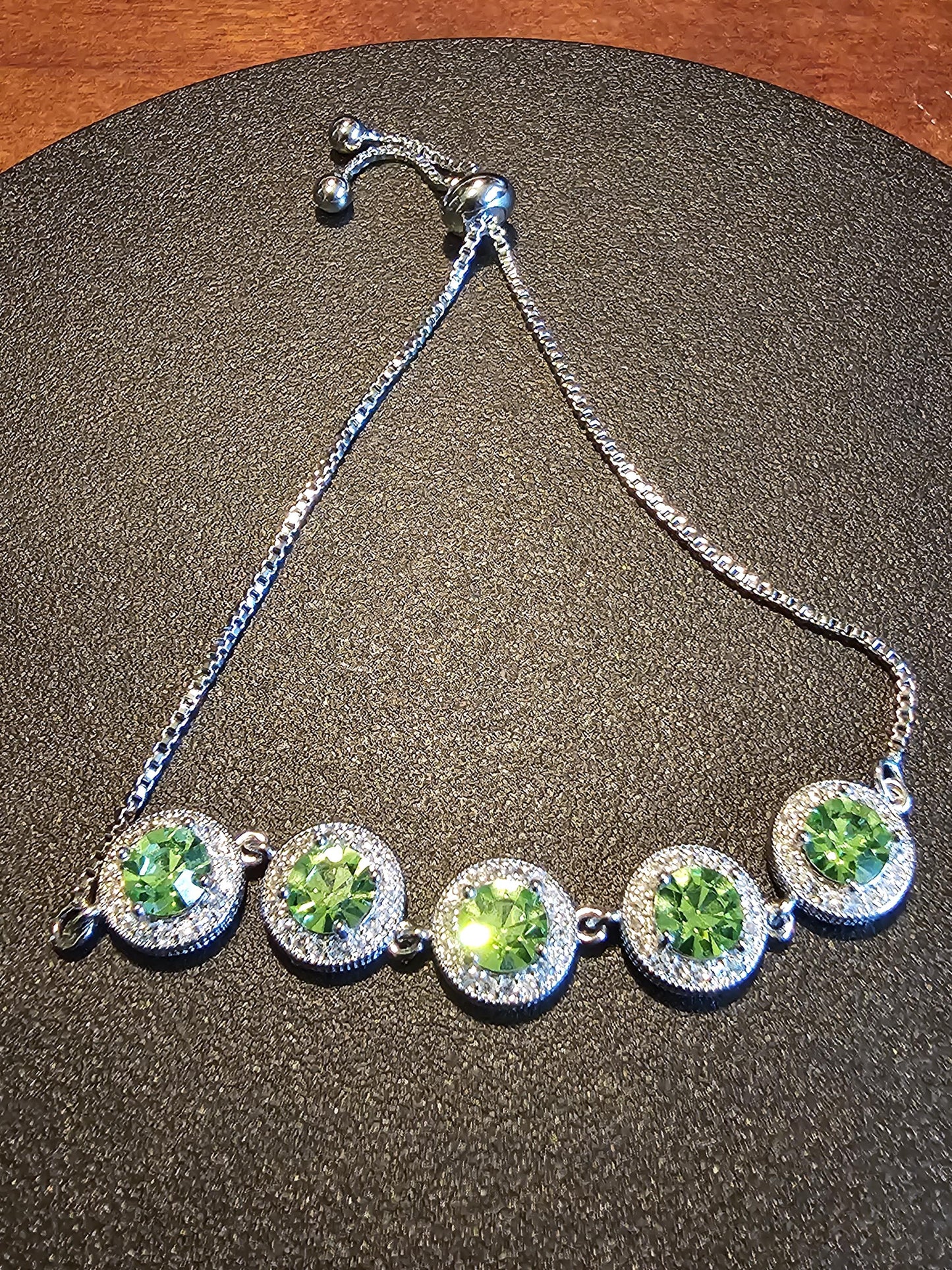 Bracelet en verre d'uranium neuf plaqué argent sterling avec cinq pierres rondes en verre d'uranium vintage de 6 mm qui brillent sous la lumière noire / UV.