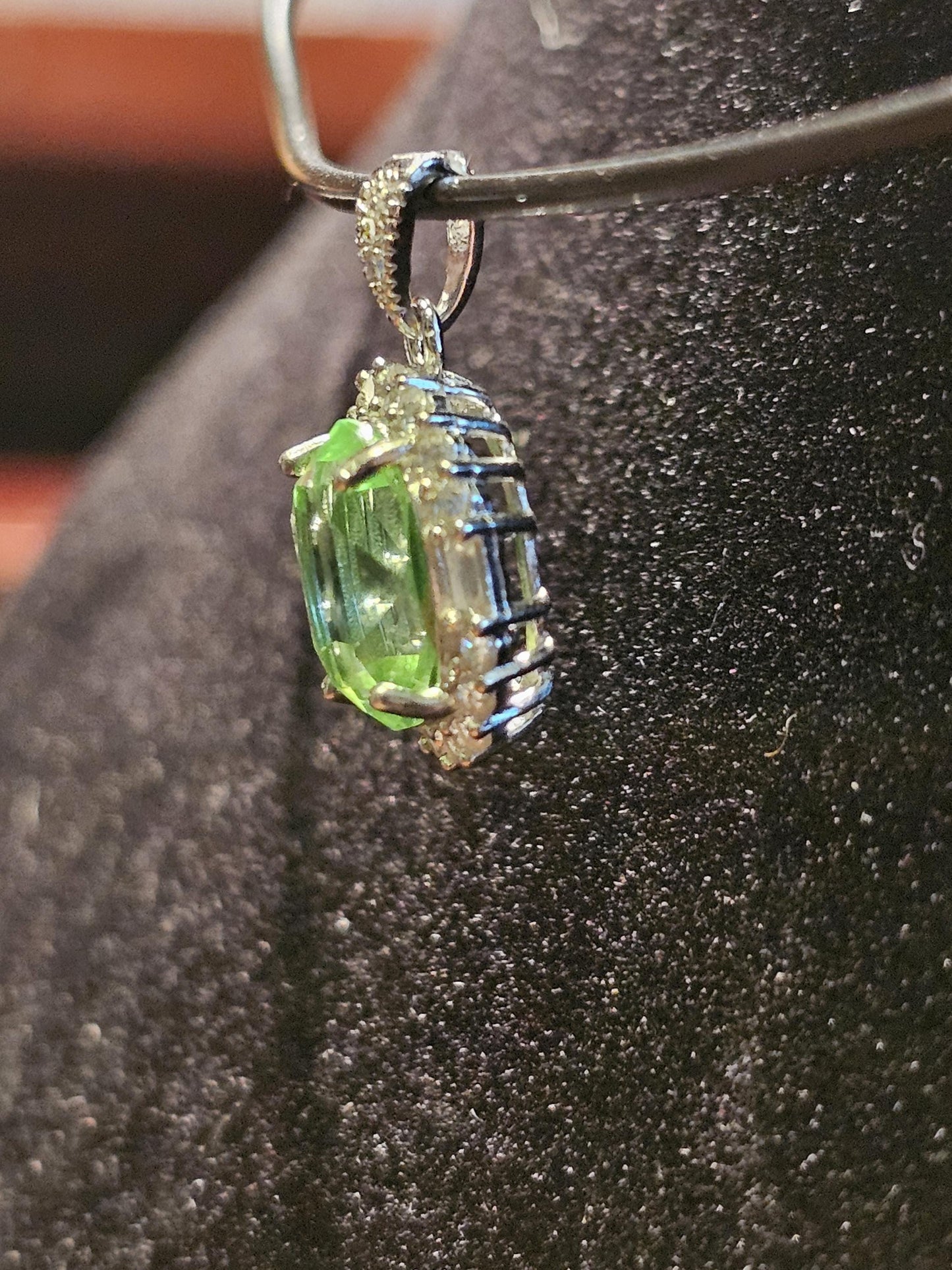 Pendentif en verre d'uranium dans un nouveau cadre en argent sterling avec une pierre de verre d'uranium taille ovale vintage de 10 x 8 mm qui brille sous la lumière noire / UV