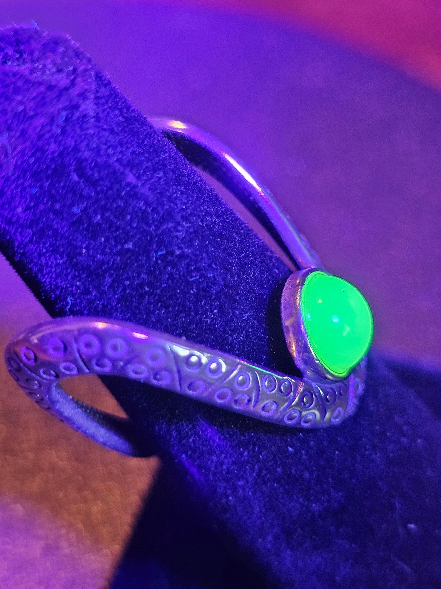 Verstellbarer Ring aus Uranglas in neuem Sterlingsilber, sehr einzigartiges Design mit einem Vintage-Uranglasstein, der unter Schwarzlicht/UV-Licht leuchtet