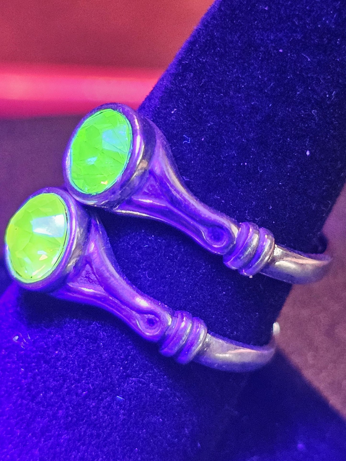 Bague réglable en verre d'uranium, en argent sterling neuf, avec une pierre de verre d'uranium verte ou rose vintage de 6 mm qui brille sous la lumière noire