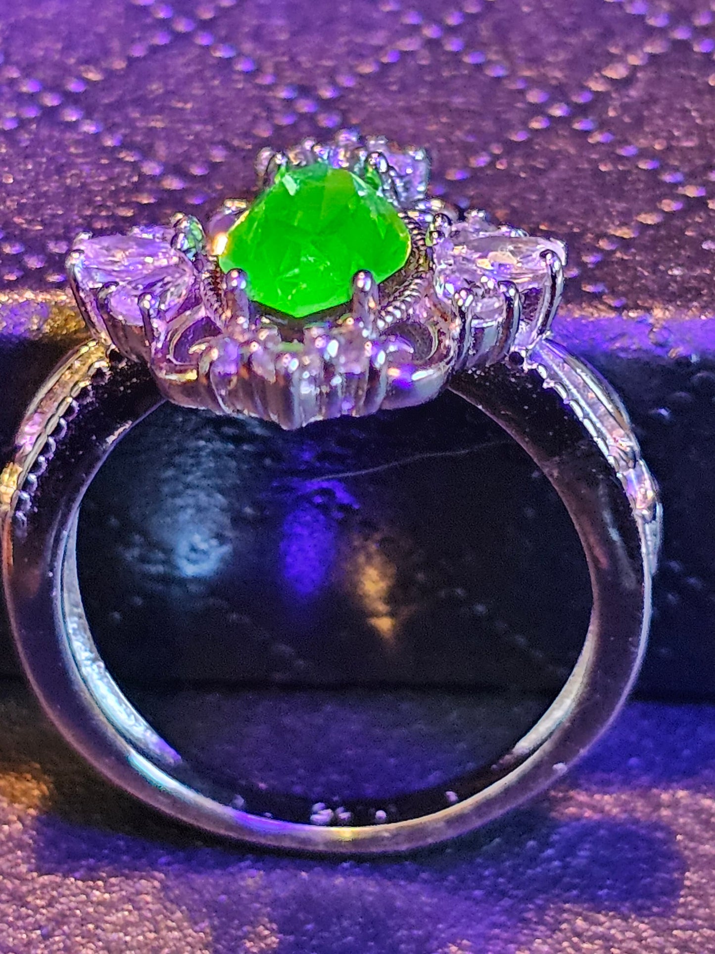 Bague en verre d'uranium taille marquise style Fleur de Lis en argent sterling neuf avec une pierre en verre d'uranium vintage qui brille sous la lumière noire / UV