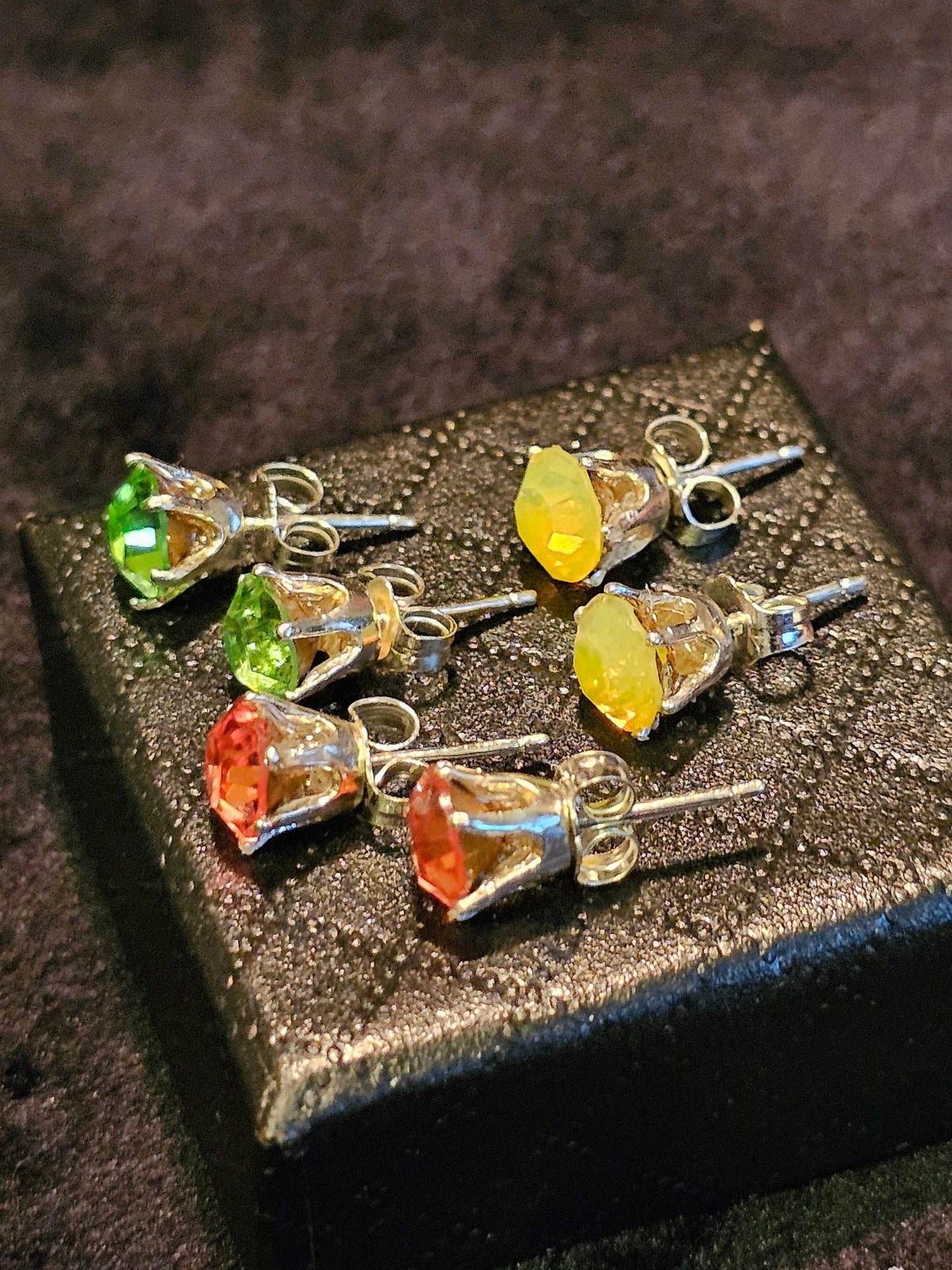 Boucles d'oreilles en verre d'uranium en argent sterling avec de grosses pierres en verre d'uranium vintage, vert jaune ou le rose rare brille sous la lumière noire/UV