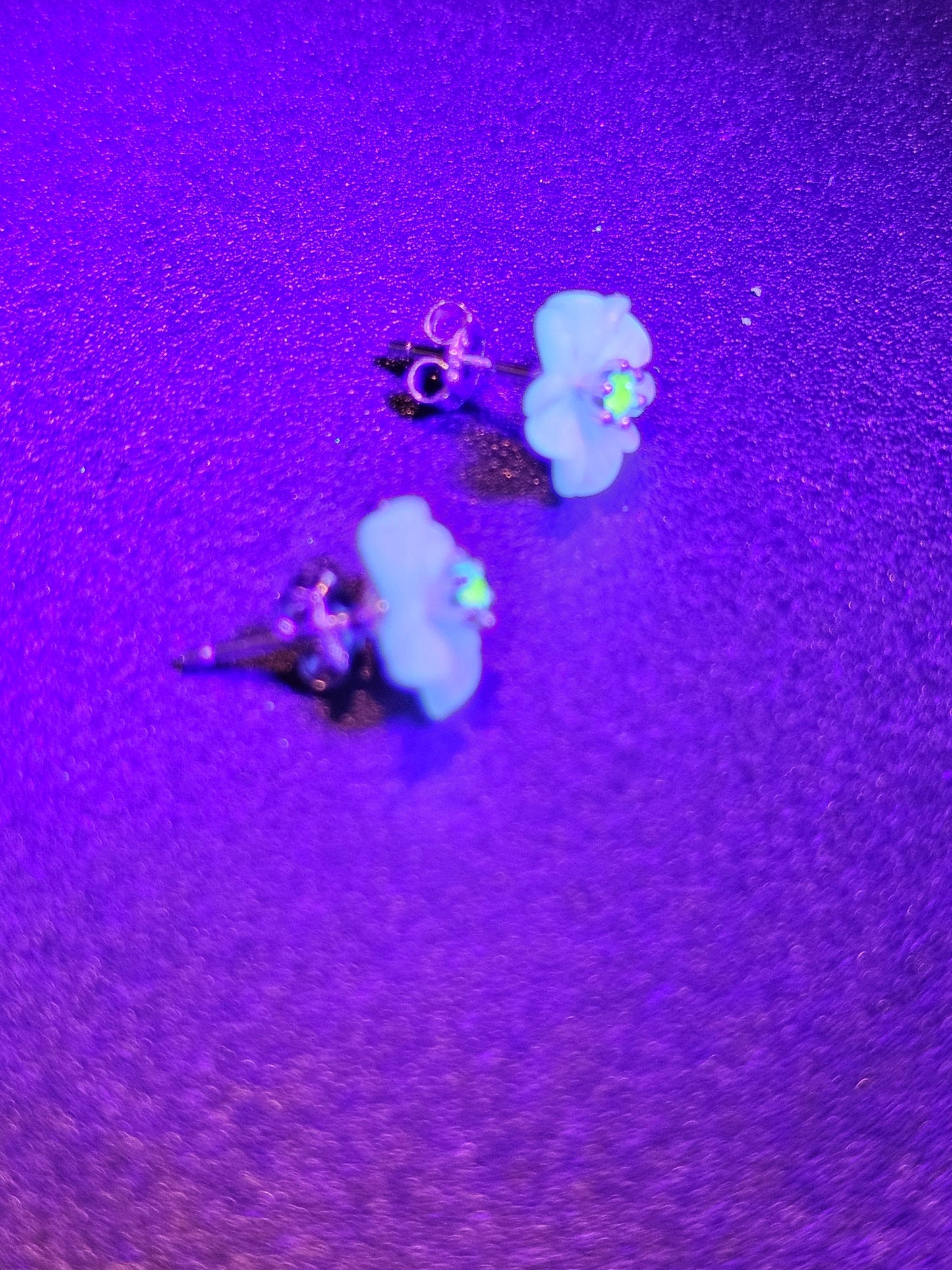 Boucles d'oreilles en verre d'uranium en argent sterling, motif floral avec pierres en verre d'uranium rose vintage, brille sous la lumière noire/UV