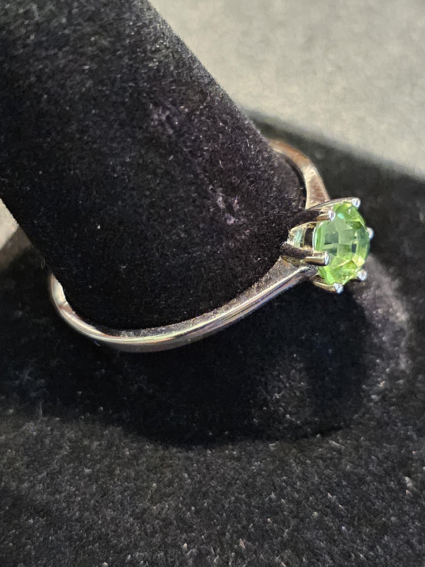 Bague solitaire ronde en verre d'uranium taille 12 en argent sterling neuf avec pierre en verre d'uranium de 6 mm qui brille sous la lumière noire / UV